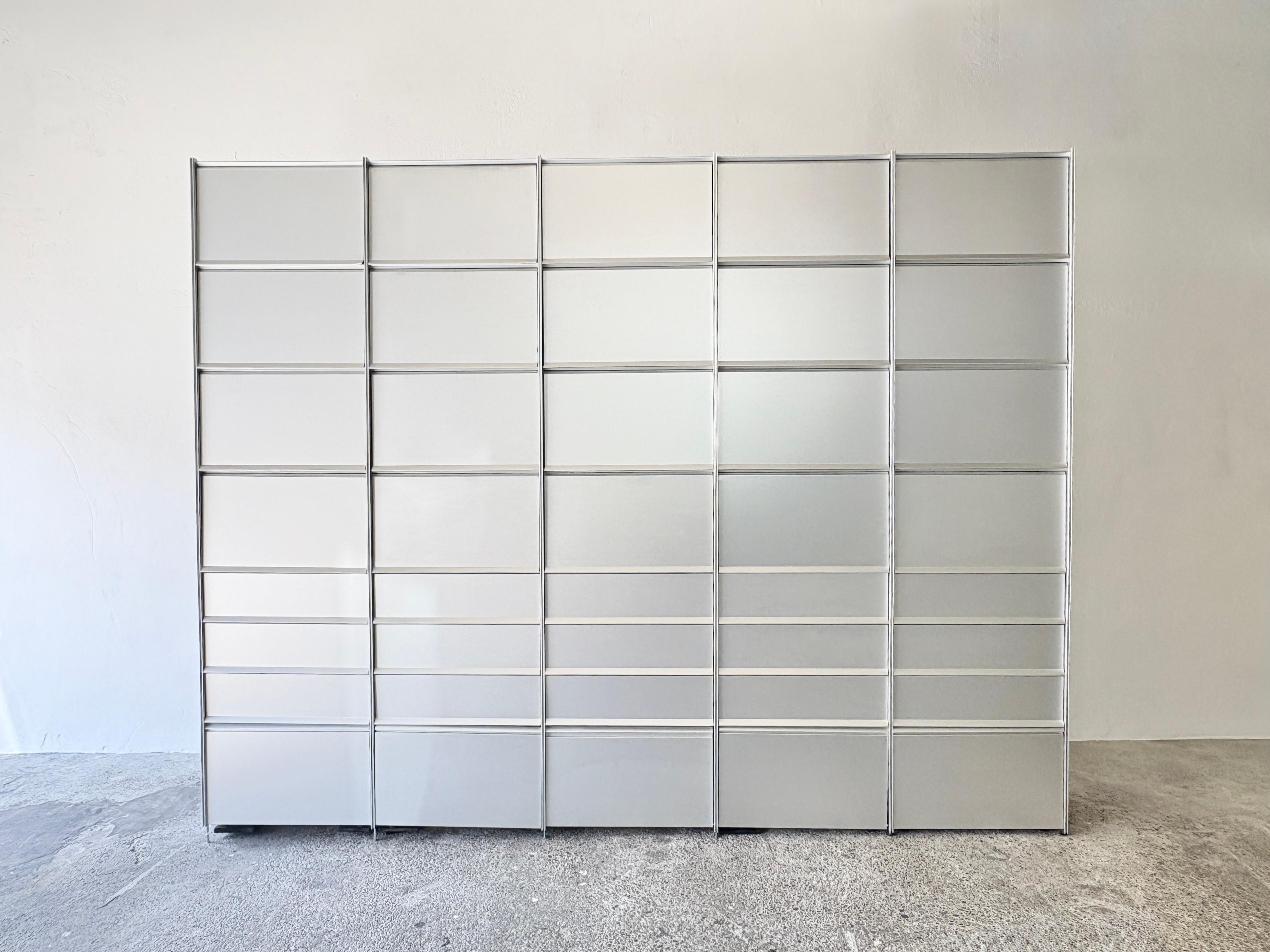 Very large Radar Classic modular shelving unit

designed by Swiss designer Heinrich Gerhard in 1996 for Adeco, Switzerland. 


The offered shelving system includes:

6 pcs side panels with two profiles each
25 trays 60 cm wide
20 sliding fronts with