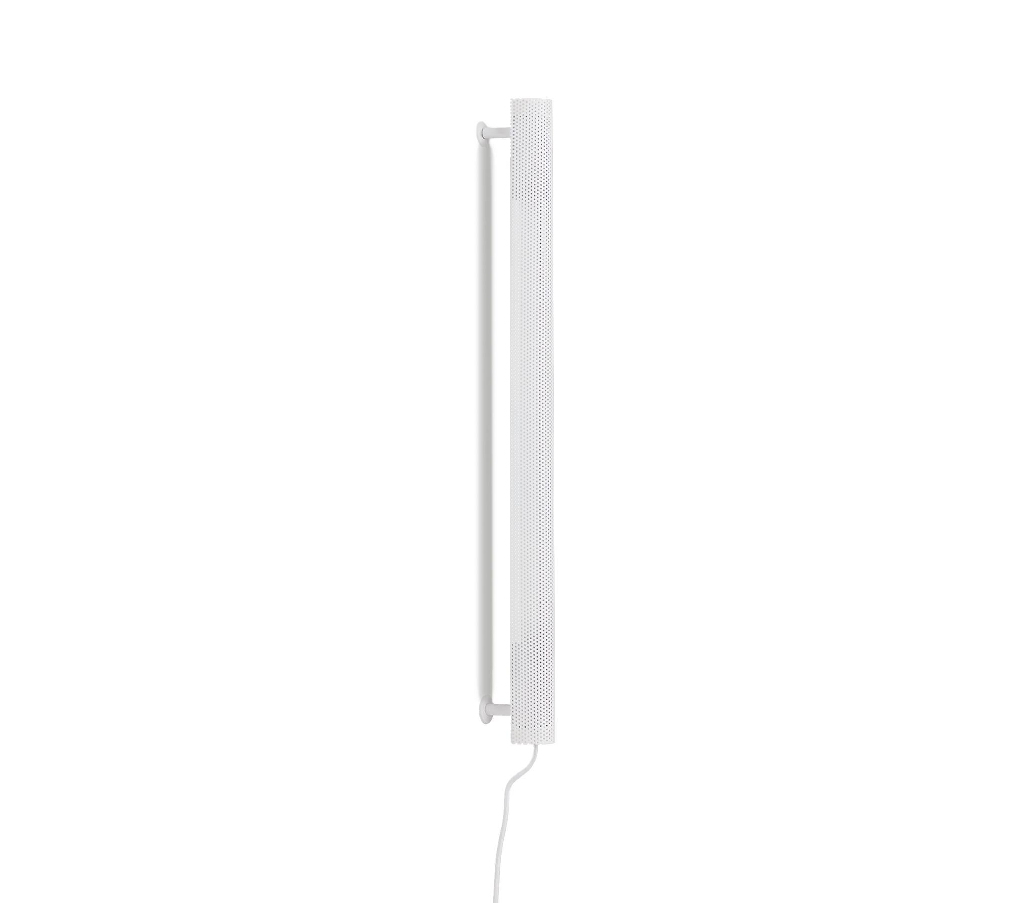 Radent Wall Lamp basiert auf einer Standard-LED-Leuchte und ist eine schlanke, strahlende, lineare Wandleuchte. Die Wandleuchte Radent ist in zwei Größen und in schwarzer, weißer oder messingfarbener Ausführung erhältlich.