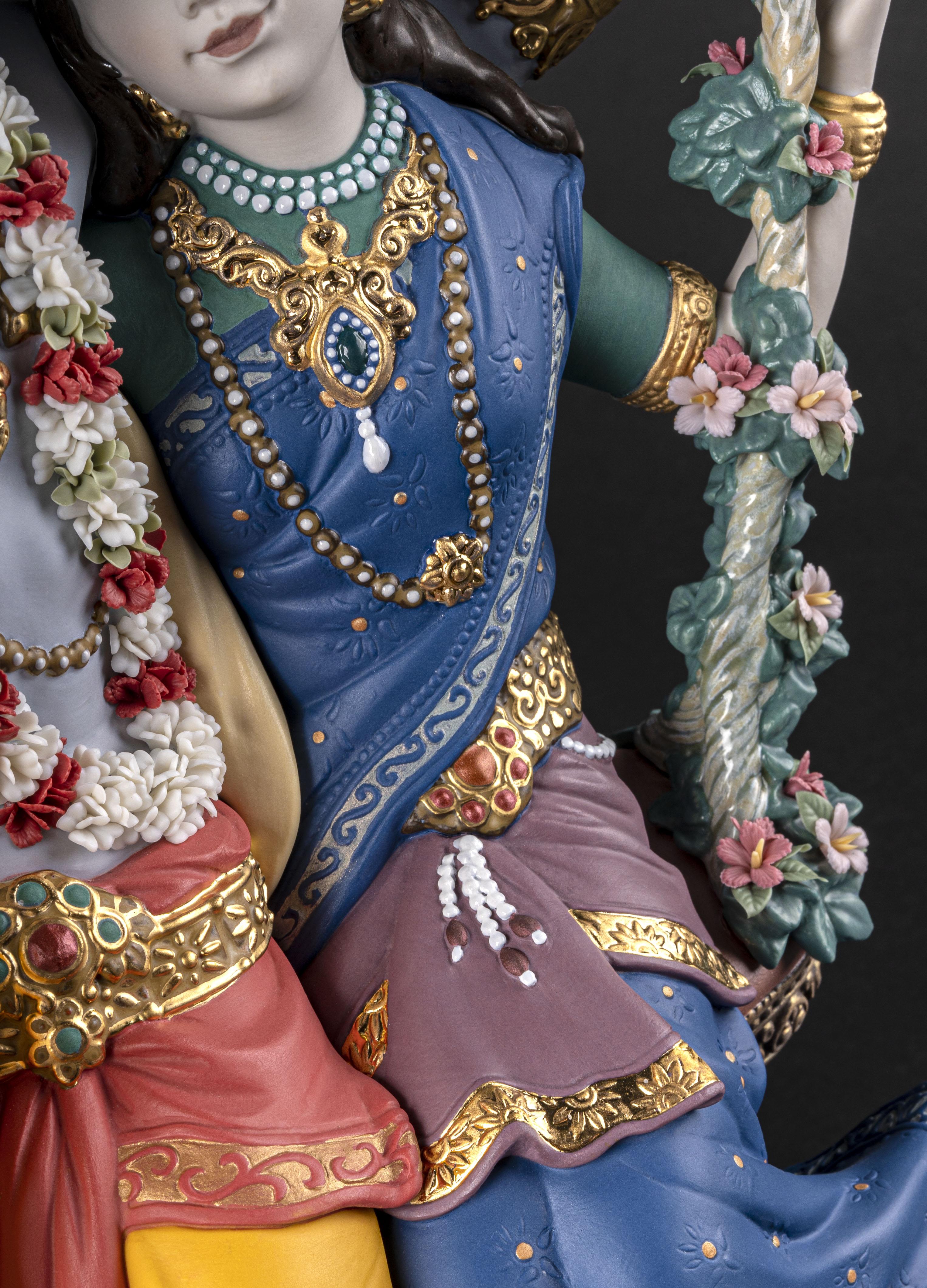 XXI secolo e contemporaneo Scultura di Radha Krishna su un'altalena. Edizione limitata in vendita