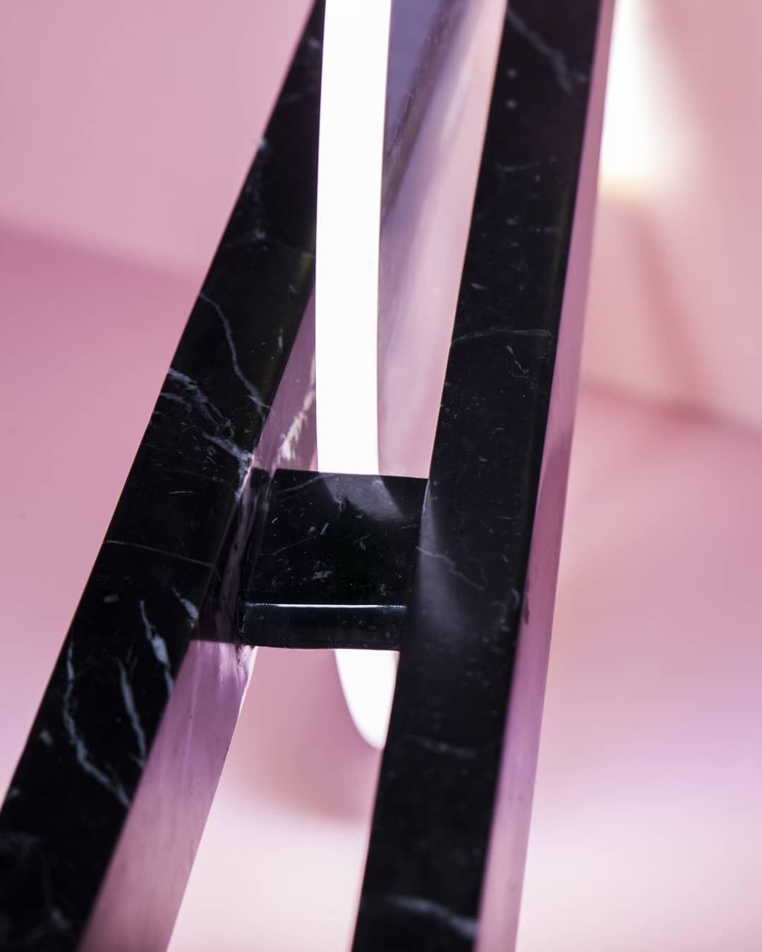 Radial, glass and marble table lamp by Carlos Aucejo
Dimensions: 65 x 35 x 10 cm
Materials: Glass and marble, (Marquina or Carrara).
This piece represents the interaction of the object with the space. It is opposite to the other pieces which it