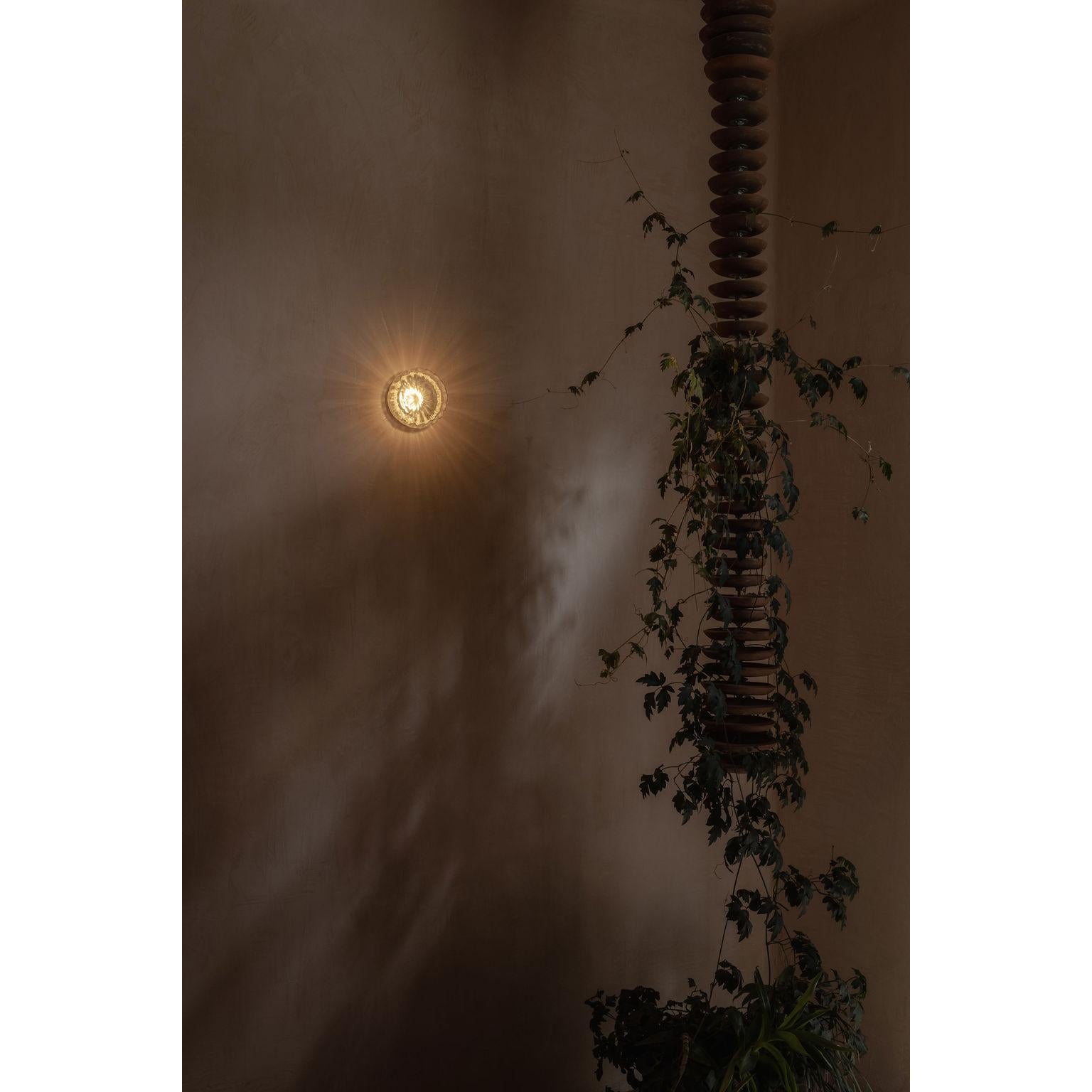 Aplique de pared Radial de latón envejecido y cristal soplado a mano by Nuumbra en venta 4