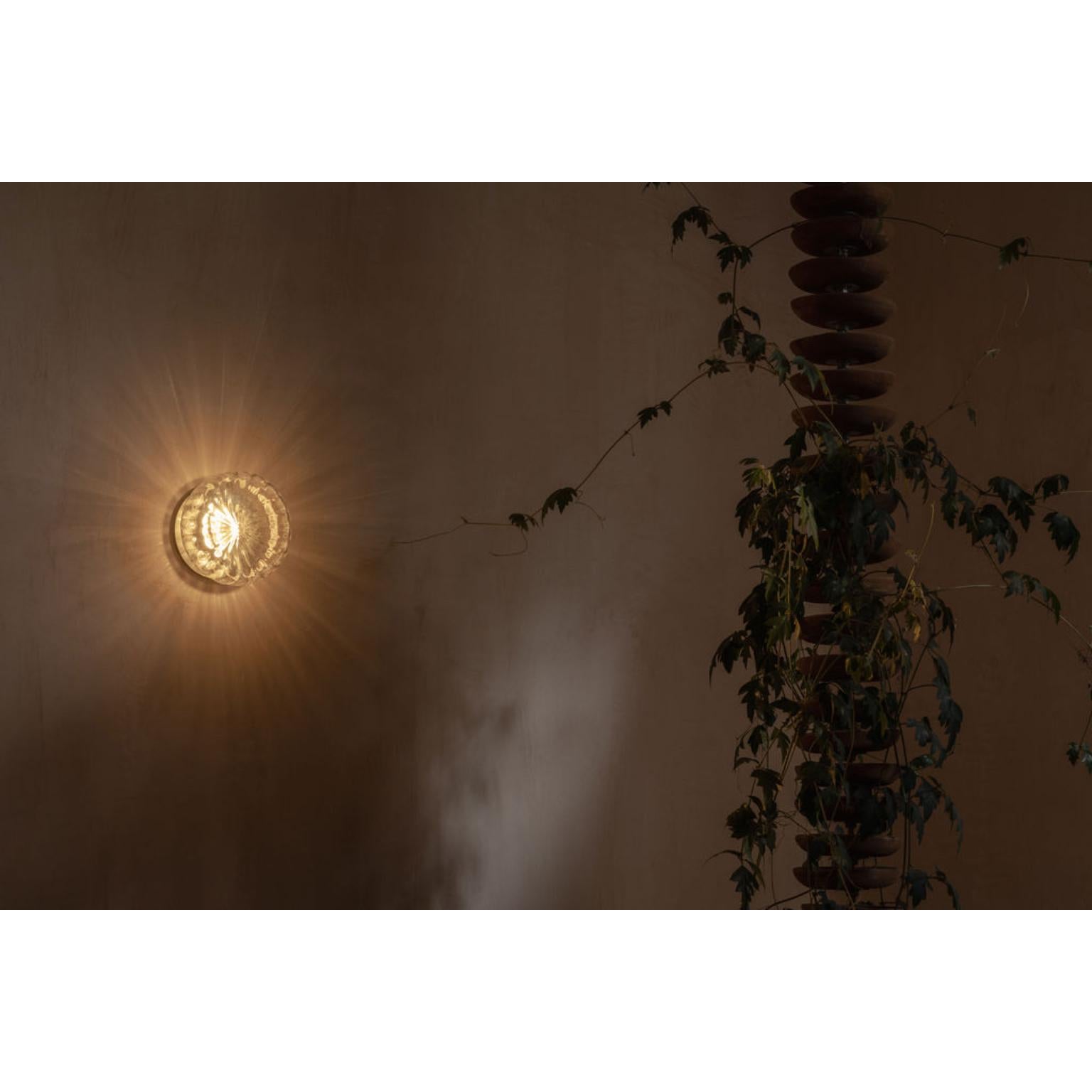 Aplique de pared Radial de latón envejecido y cristal soplado a mano by Nuumbra en venta 5