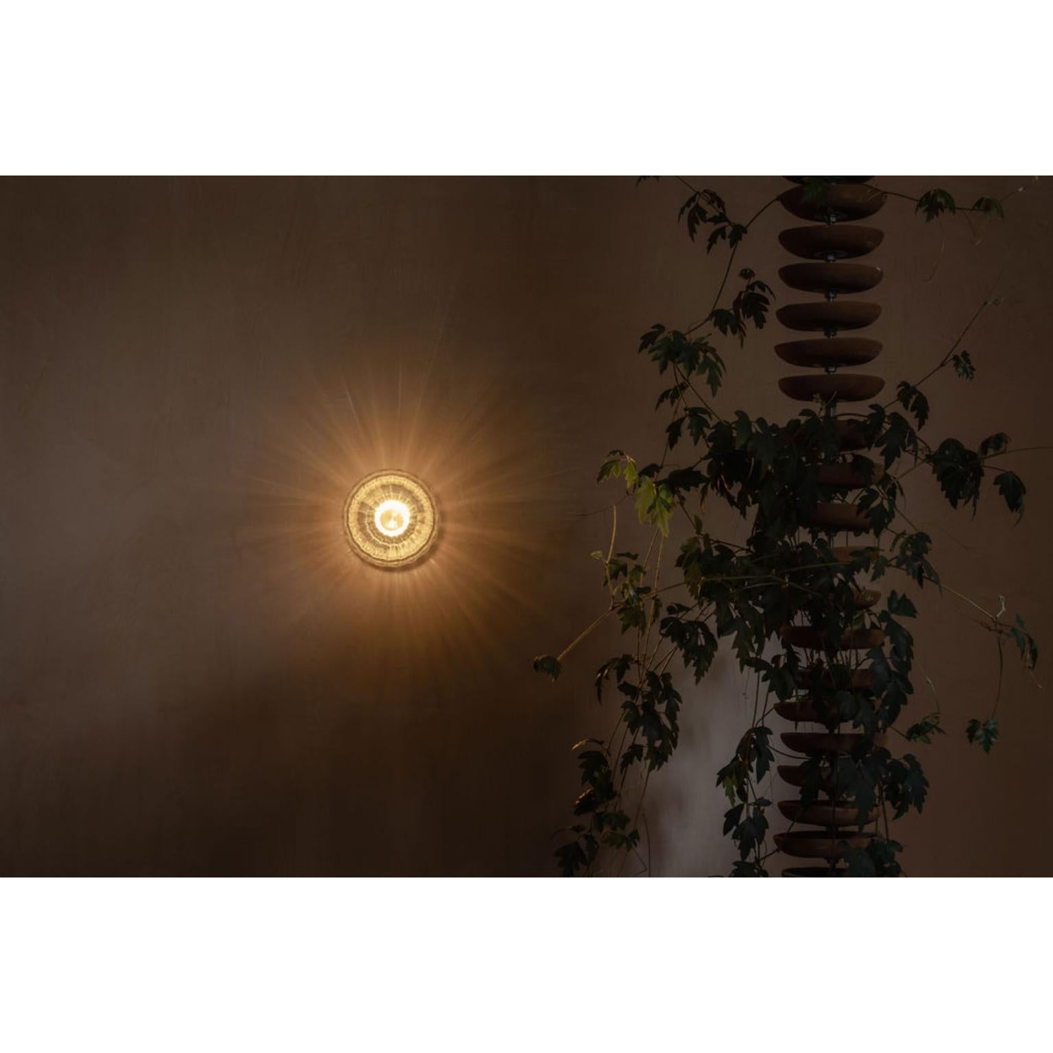 Aplique de pared Radial de latón envejecido y cristal soplado a mano by Nuumbra en venta 6