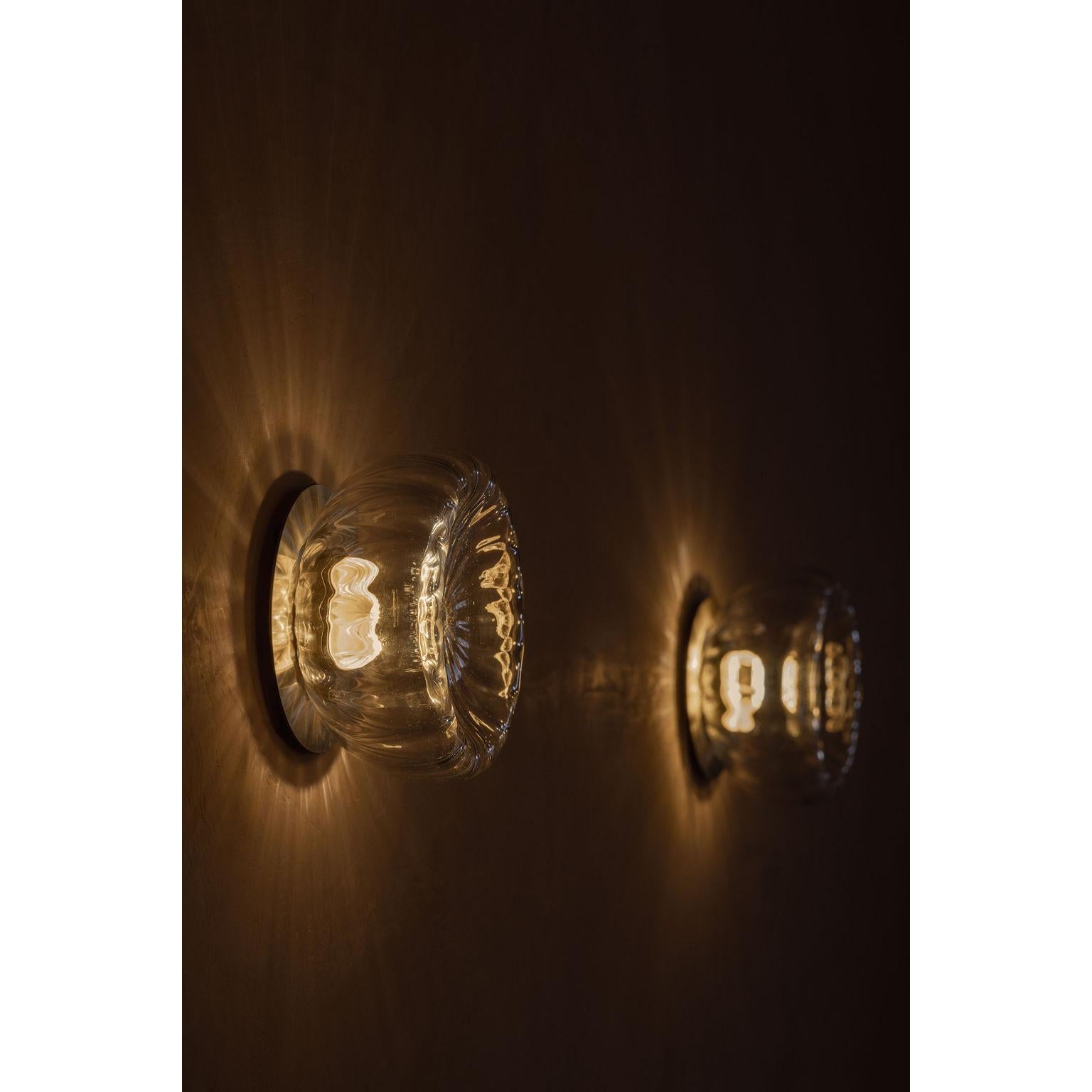 Aplique de pared Radial de latón envejecido y cristal soplado a mano by Nuumbra Otro en venta