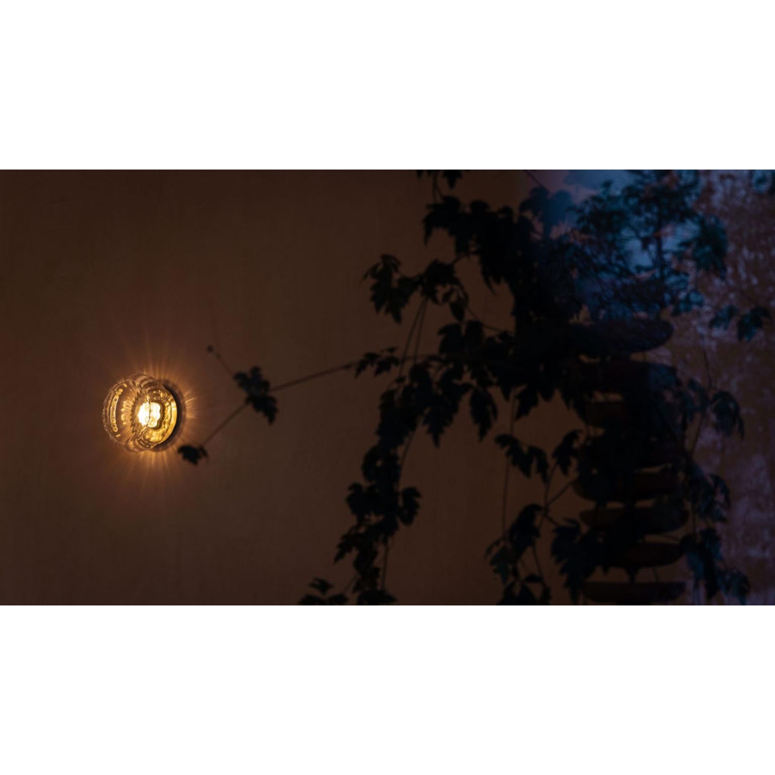 Aplique de pared Radial de latón envejecido y cristal soplado a mano by Nuumbra en Nuevo estado para la venta en Geneve, CH