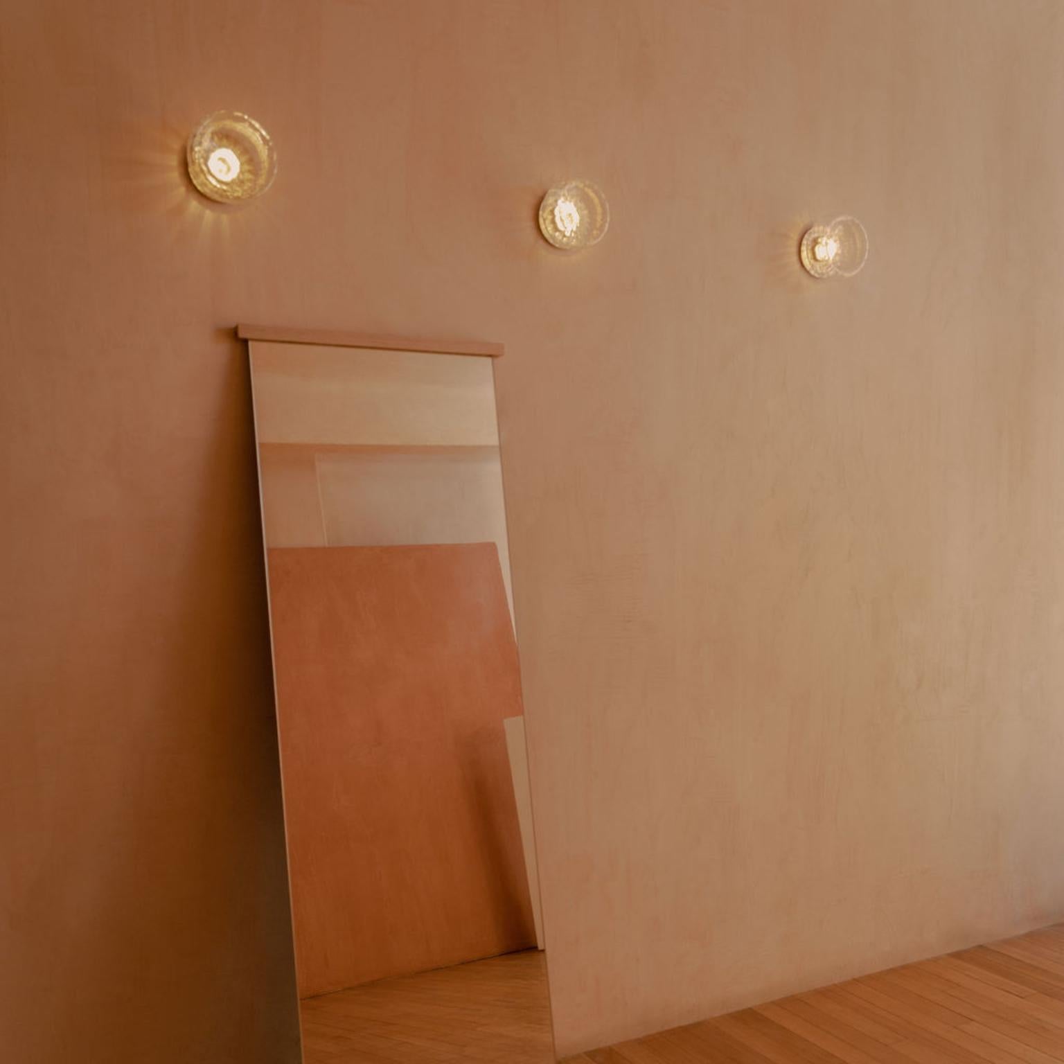 Aplique de pared Radial de latón envejecido y cristal soplado a mano by Nuumbra Siglo XXI y contemporáneo en venta