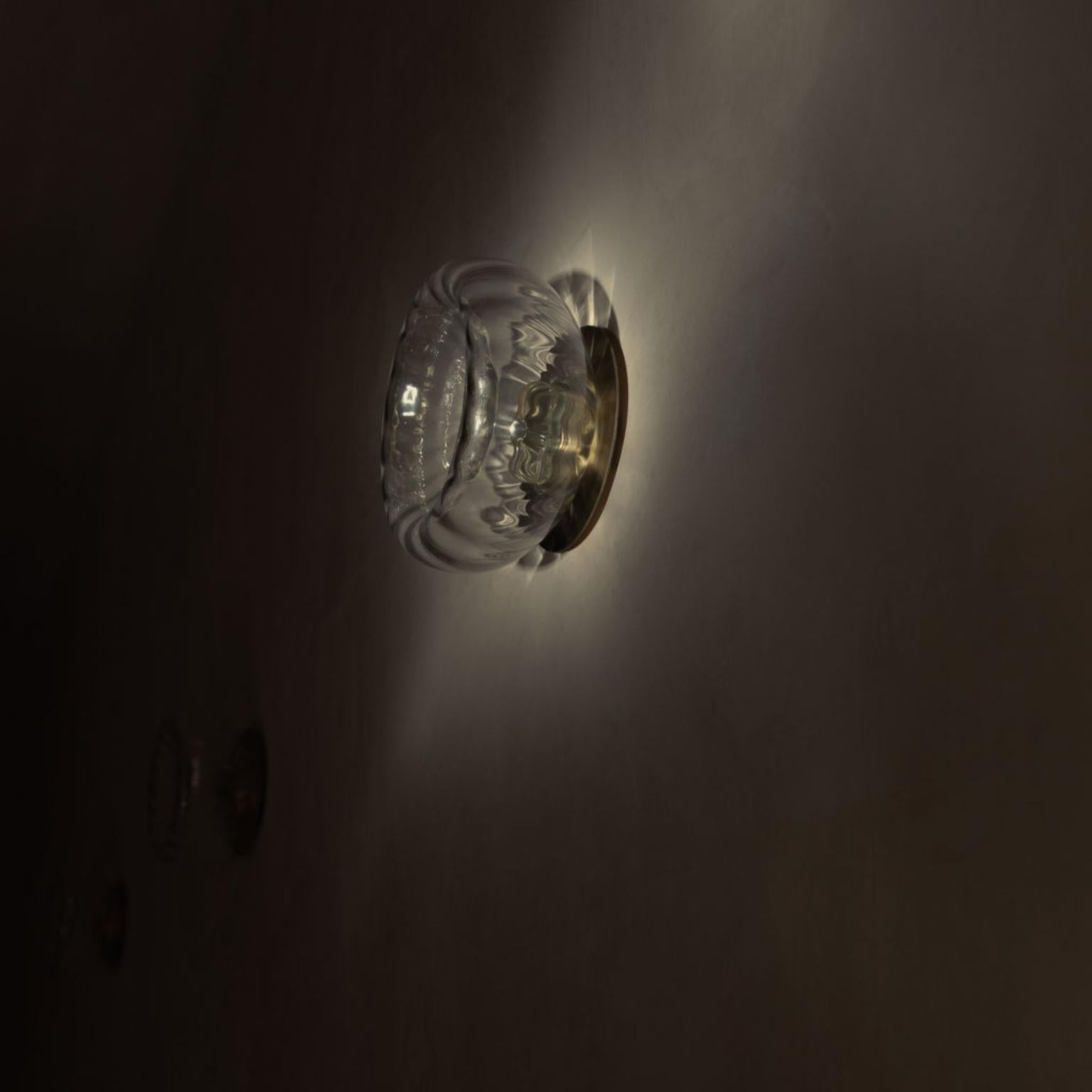 Aplique de pared Radial de latón envejecido y cristal soplado a mano by Nuumbra en venta 1