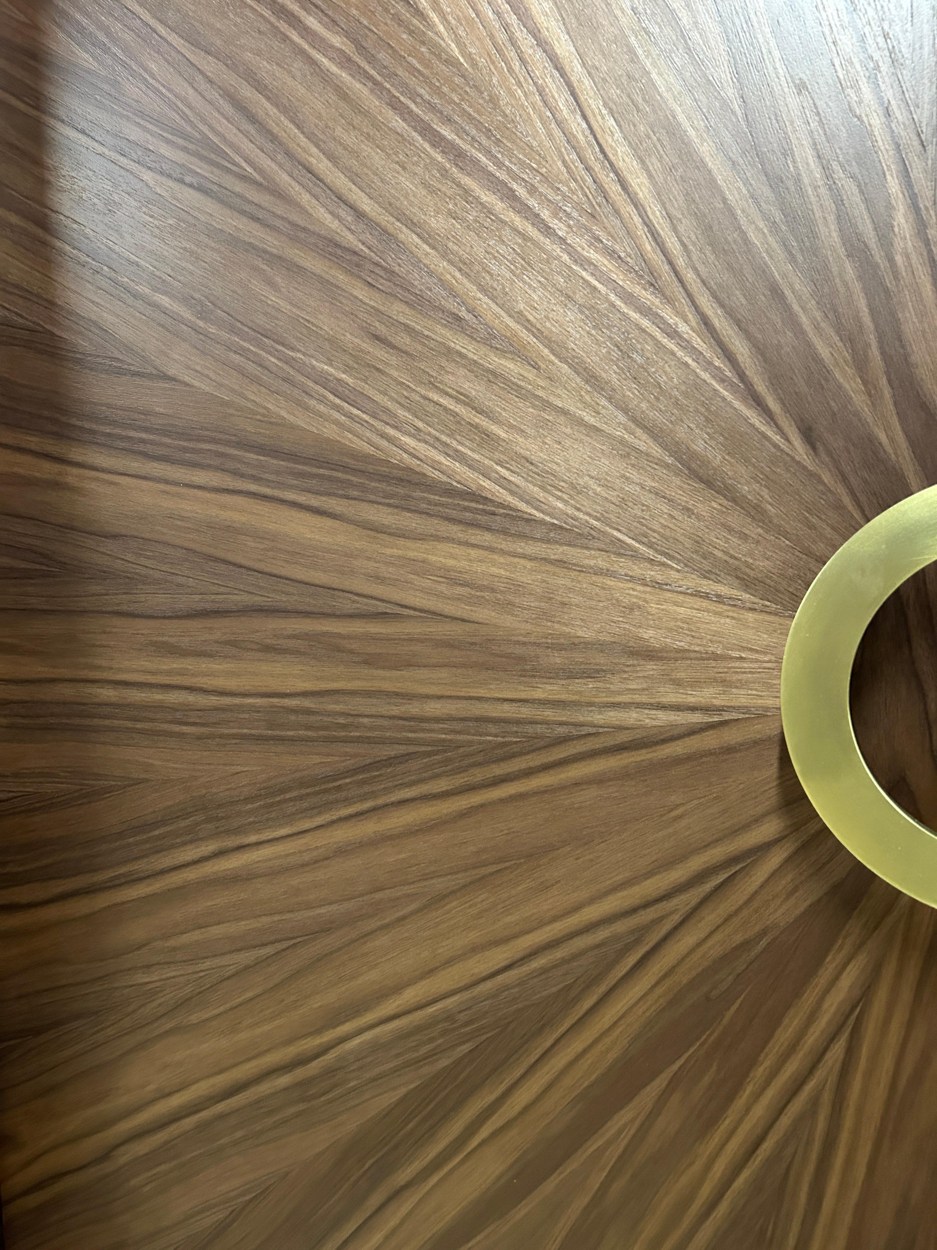 Porta d'ingresso a due battenti in noce con raggi di sole radiali in vendita 13