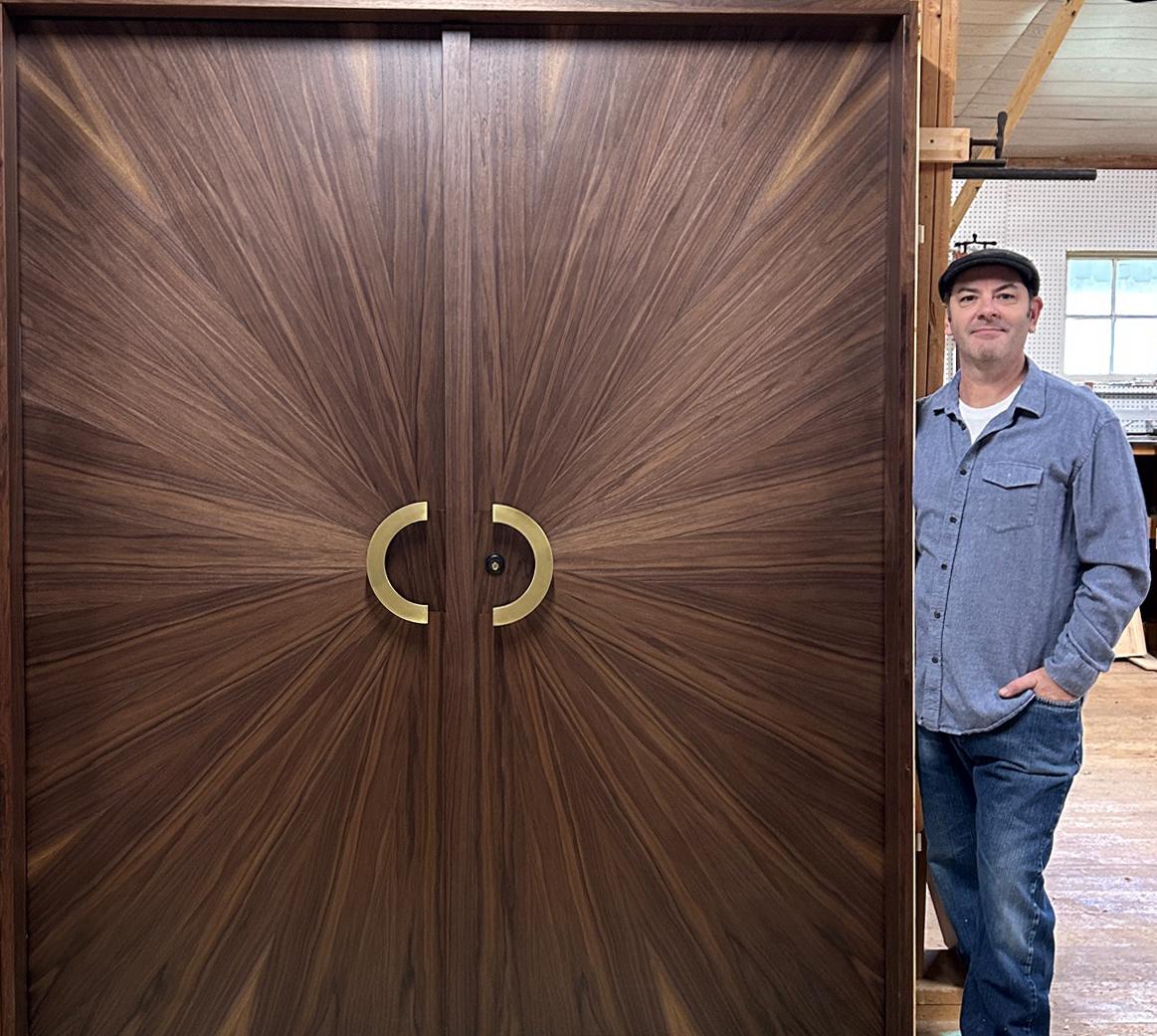 Mid-Century moderno Porta d'ingresso a due battenti in noce con raggi di sole radiali in vendita