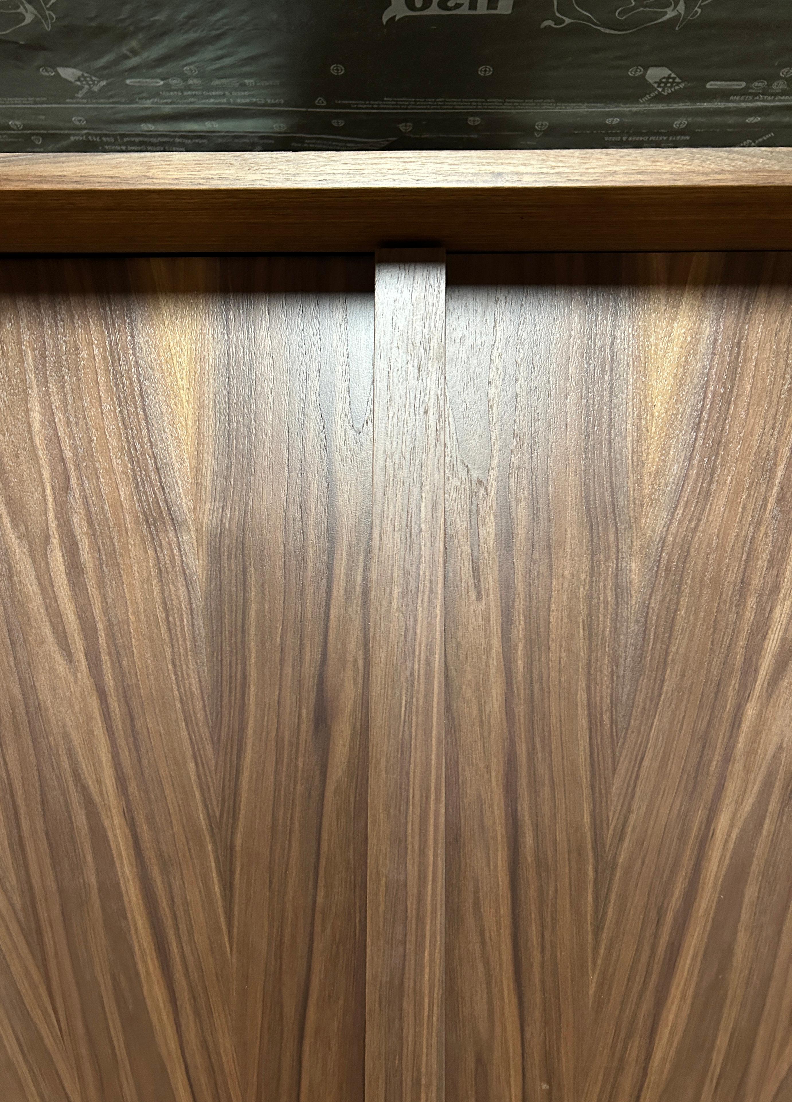 Americano Porta d'ingresso a due battenti in noce con raggi di sole radiali in vendita