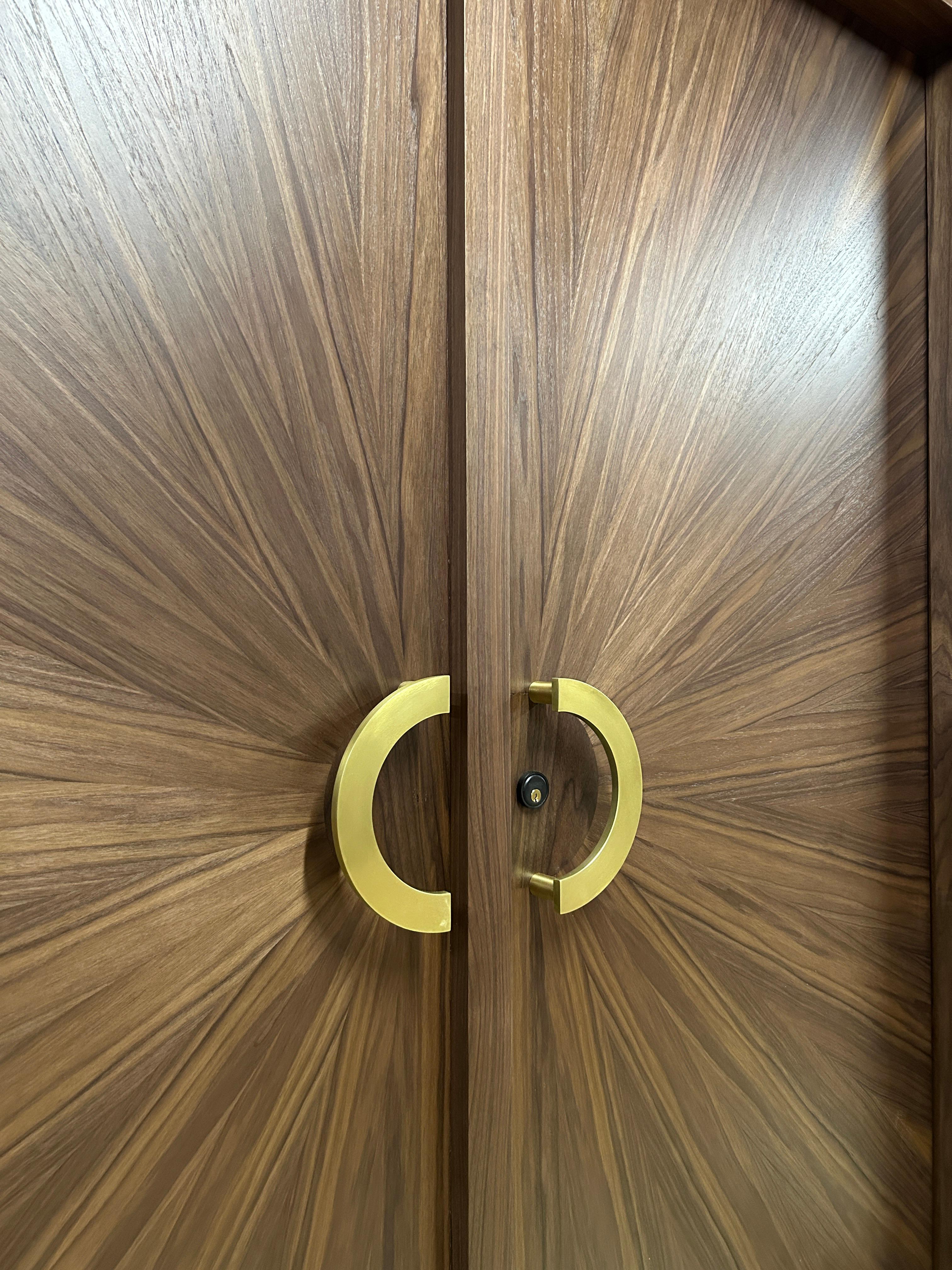 Porta d'ingresso a due battenti in noce con raggi di sole radiali In condizioni Nuovo in vendita a South Charleston, WV