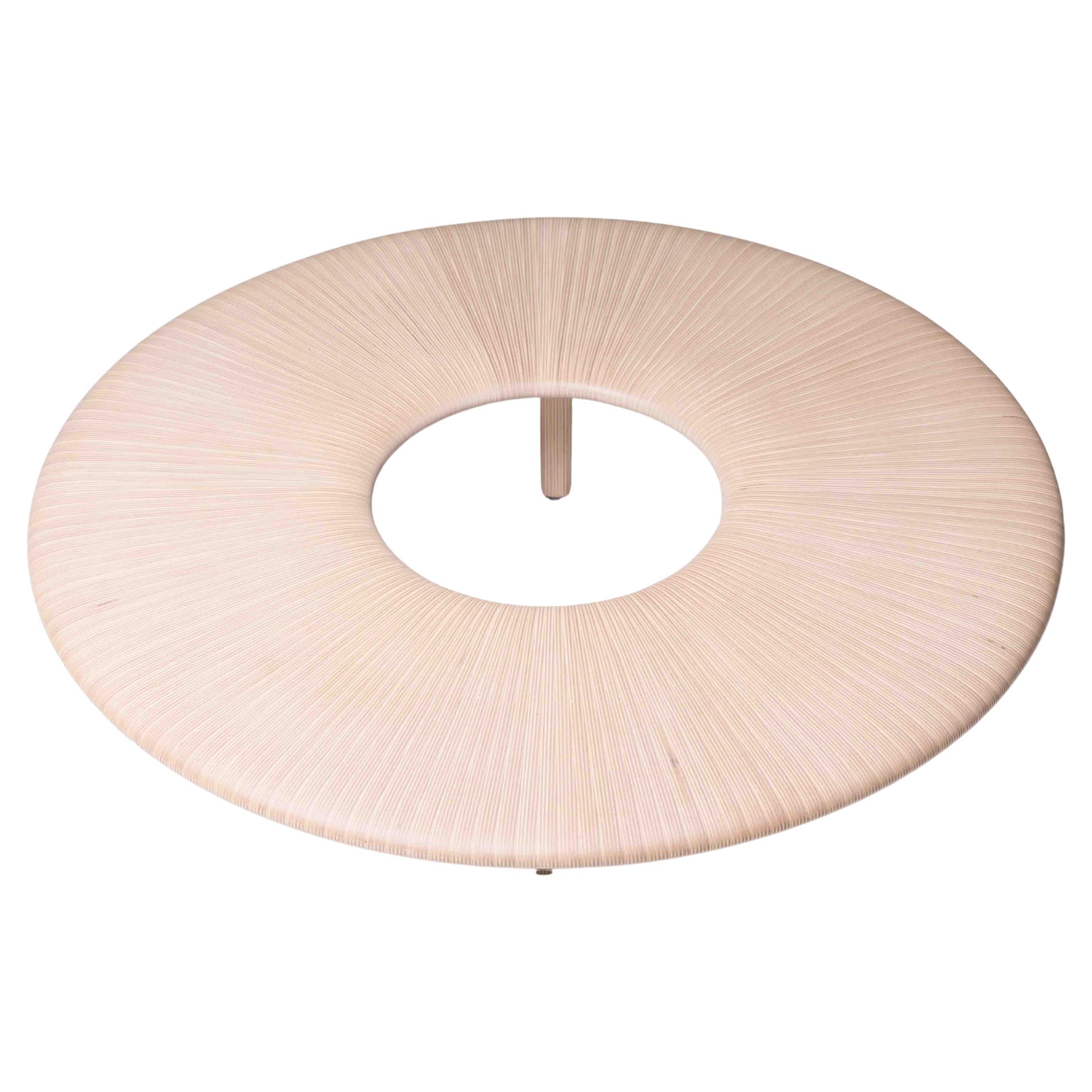 Radian Medium di Piegatto, un tavolino scultoreo contemporaneo