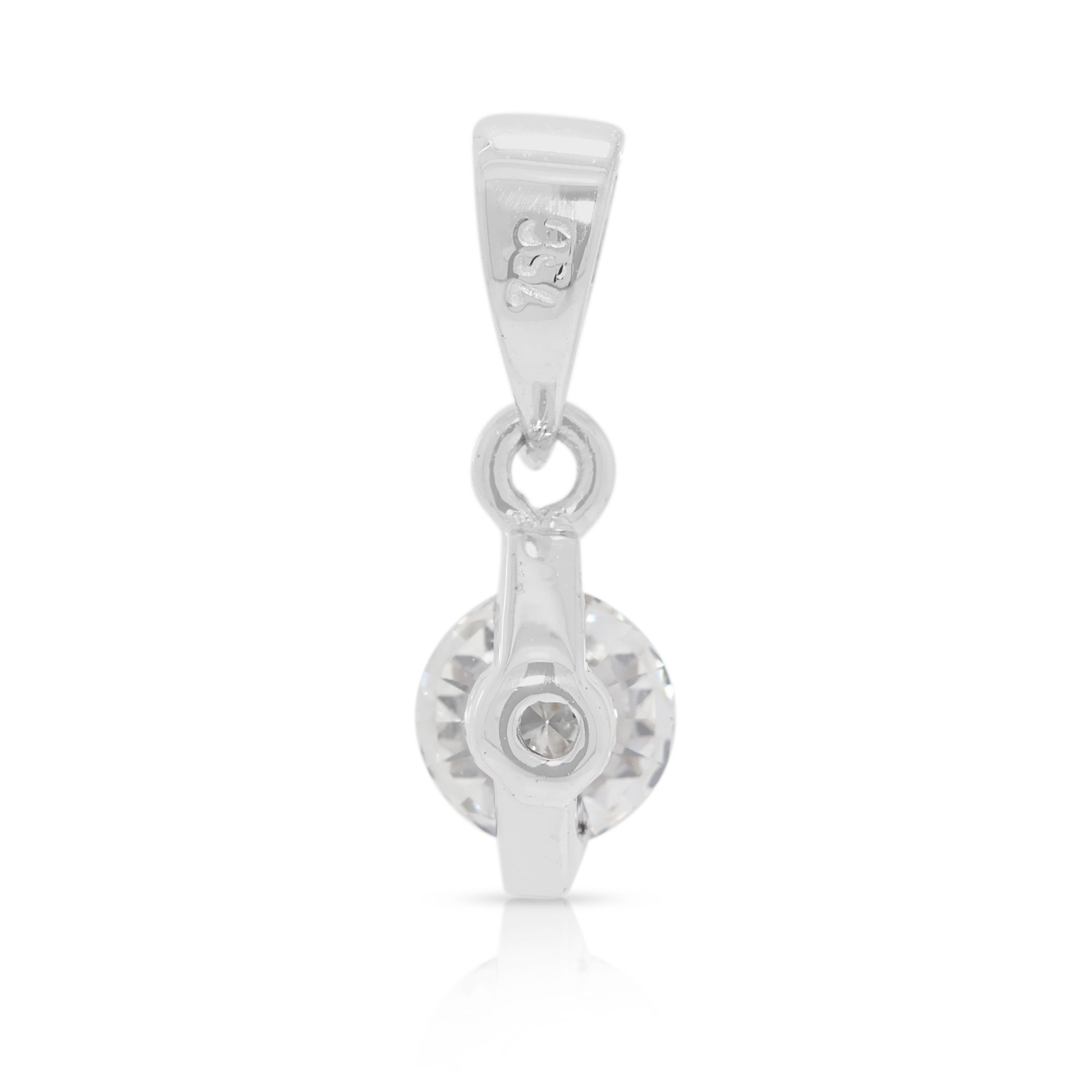 Pendentif solitaire en or blanc 18 carats avec diamant naturel de 0,20 ct radieux en vente 1