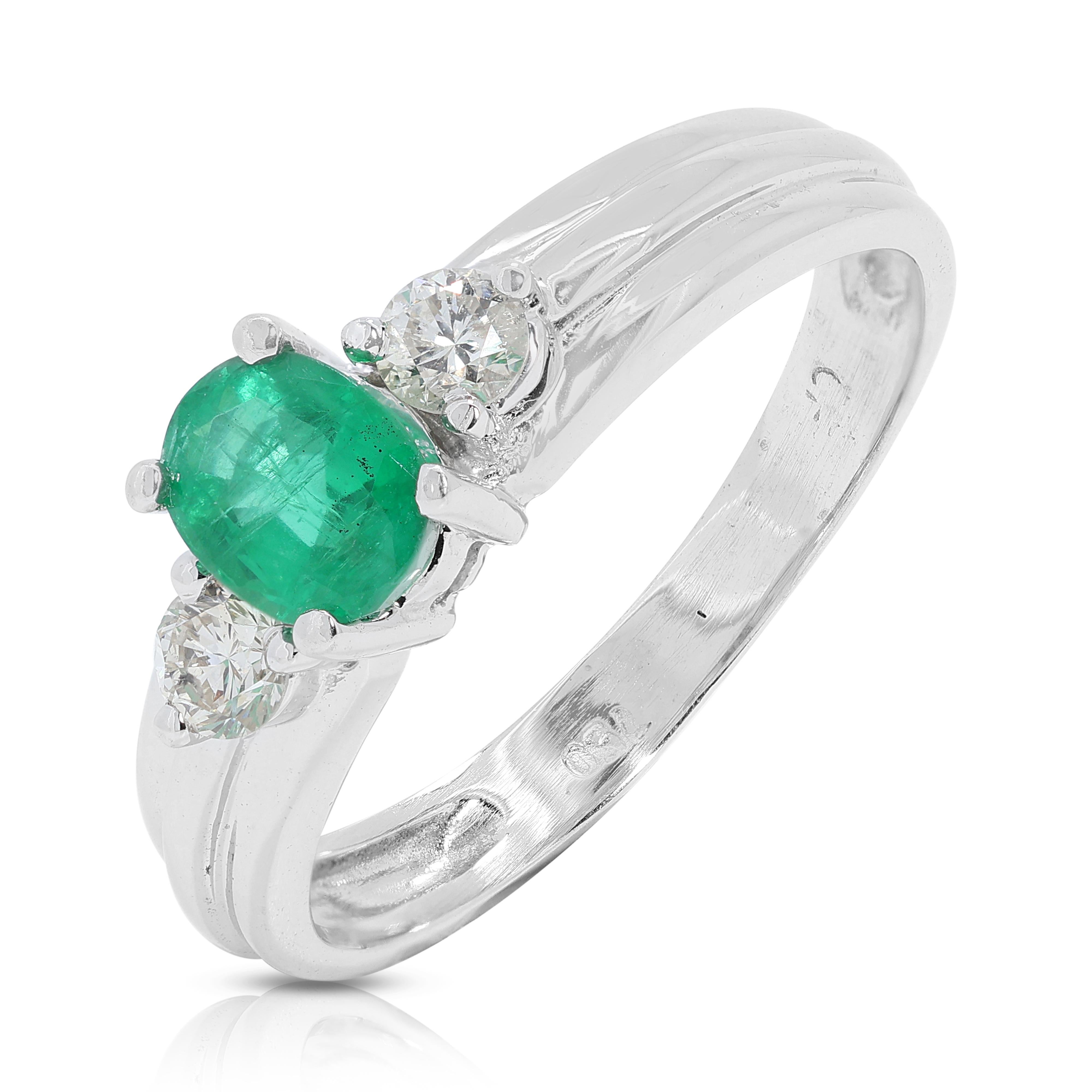 Radiant 0.26 carat Emerald Ring with Natural Diamonds in 18K White Gold In Excellent Condition In רמת גן, IL