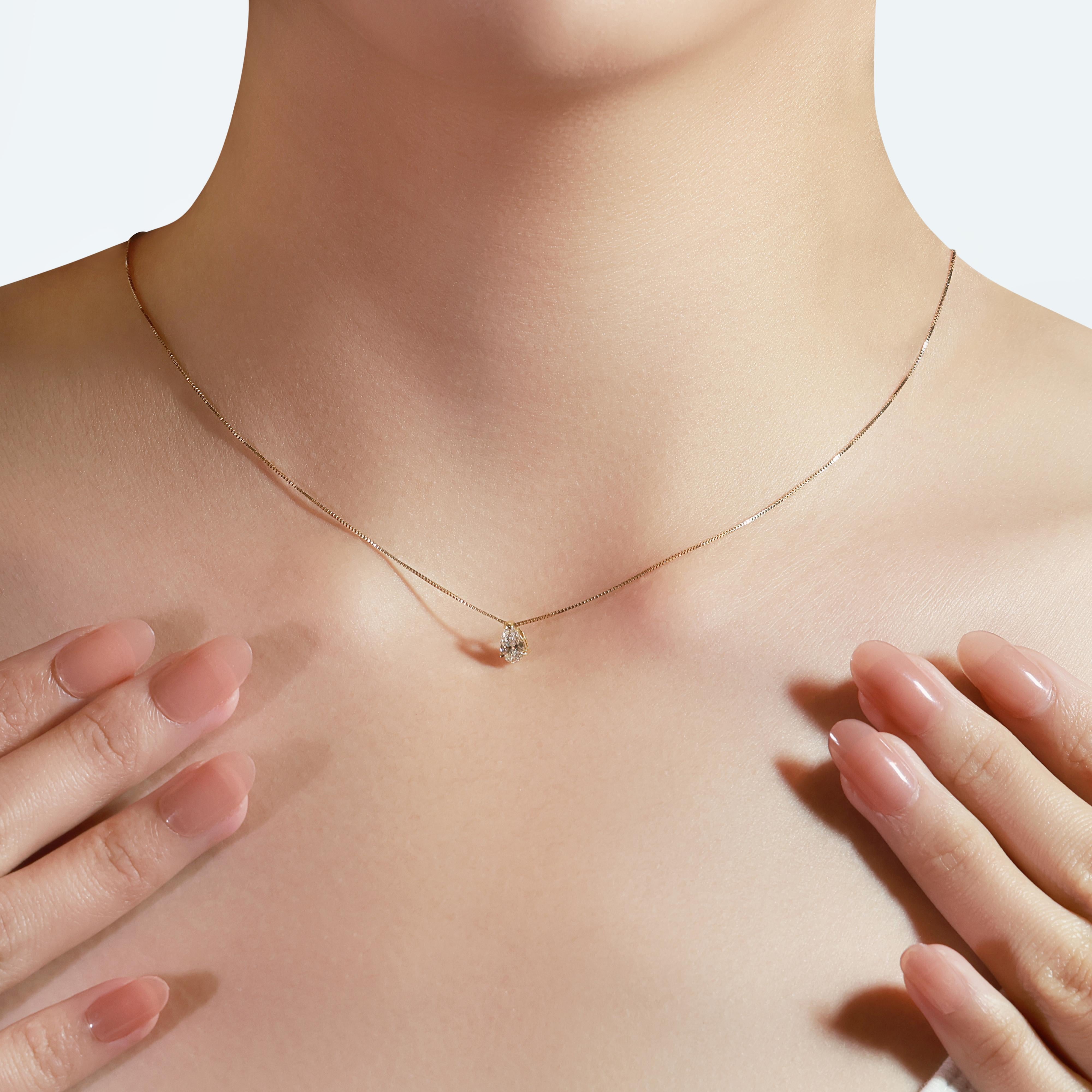Découvrez l'élégance de ce pendentif en or jaune 18 carats finement travaillé, orné d'un éblouissant diamant en forme de poire. La pièce maîtresse est constituée d'une pierre unique d'un poids de 0,38 carat, d'une couleur H et d'une pureté VS, ce