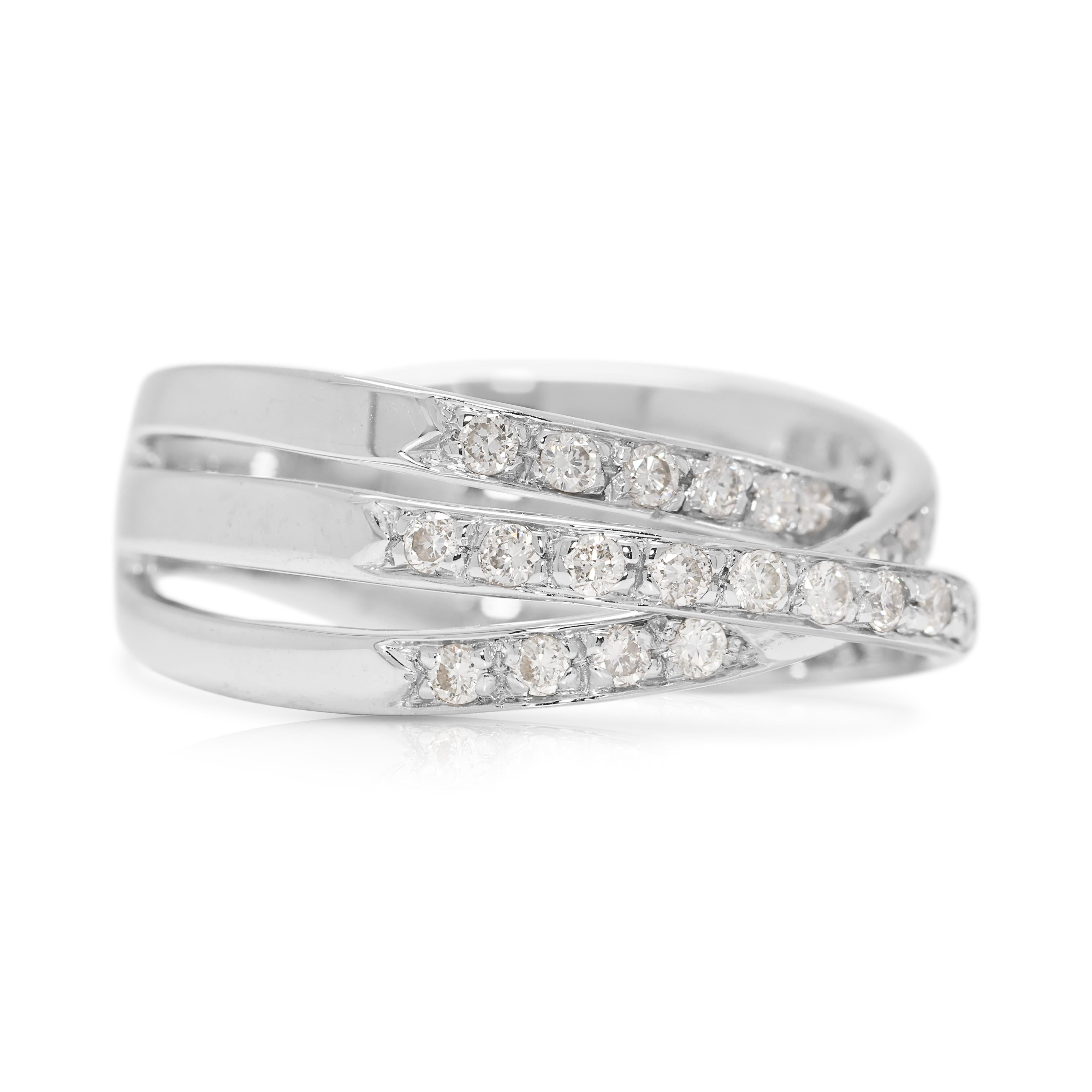 Radiant 0.64ct Natural Diamond Crossover Ring in 18K White Gold In Excellent Condition For Sale In רמת גן, IL