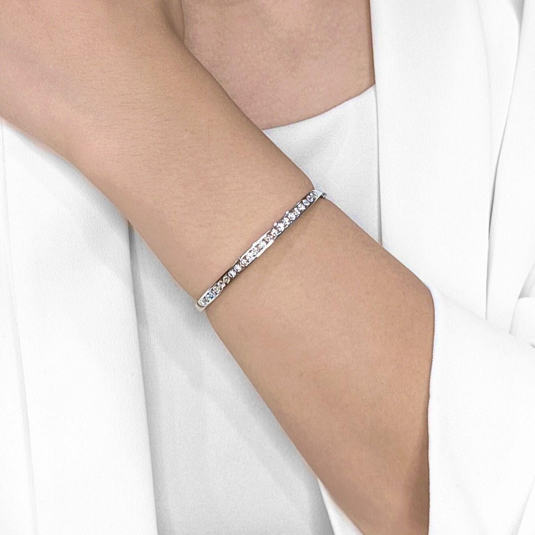 Questo braccialetto in oro bianco 14K usato è l'epitome della raffinatezza senza tempo. Adornato da 22 diamanti naturali rotondi e brillanti per un totale di 0,88 carati, ogni pietra brilla con un fuoco e una brillantezza incantevoli. Classificati