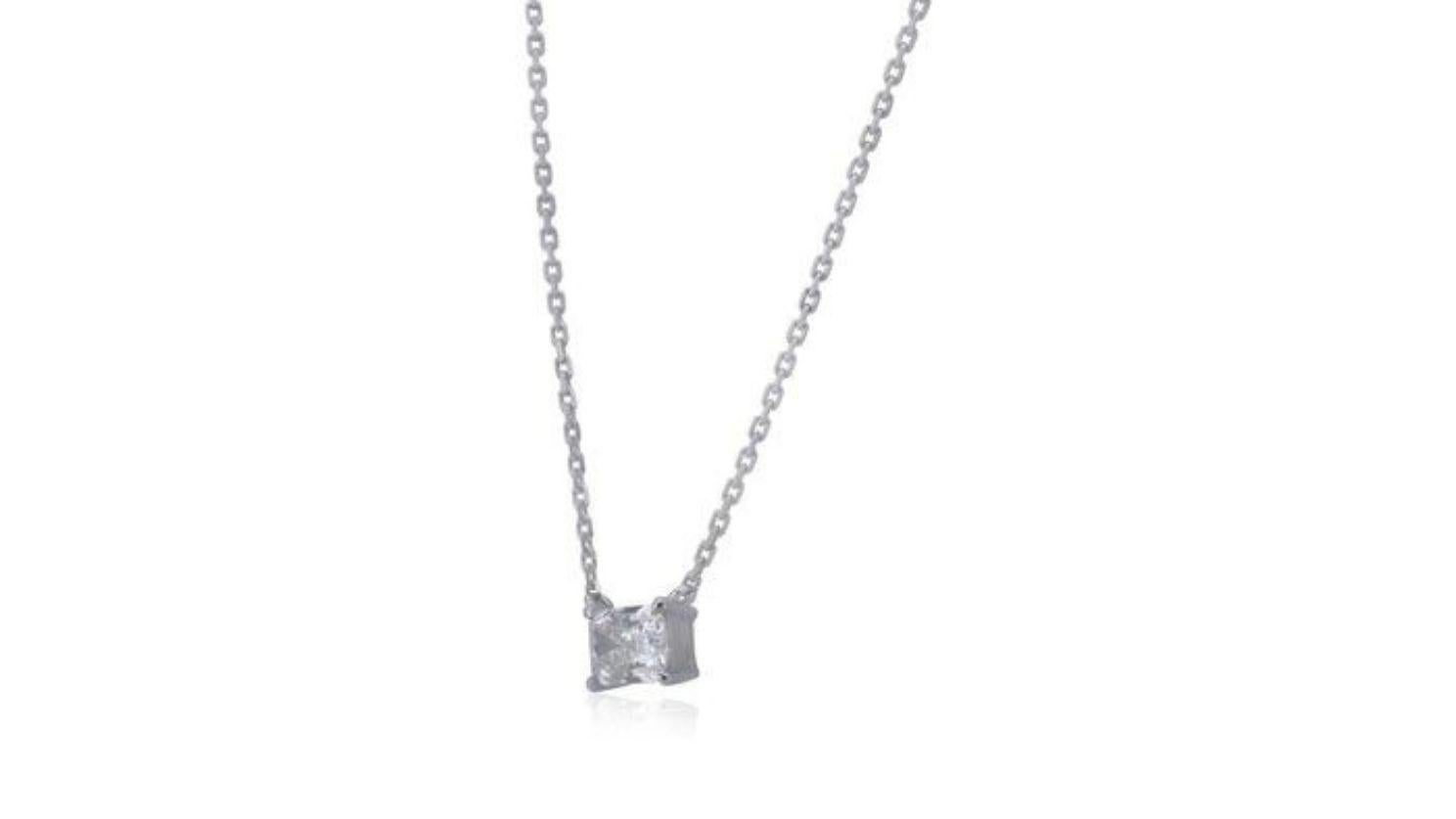 Own a piece of exquisite craftsmanship and captivating brilliance with this stunning necklace, featuring a mesmerizing 0.9 carat radiant-cut diamond. This exceptional stone boasts a near-colorless E color, a near-flawless VS1 clarity, and an
