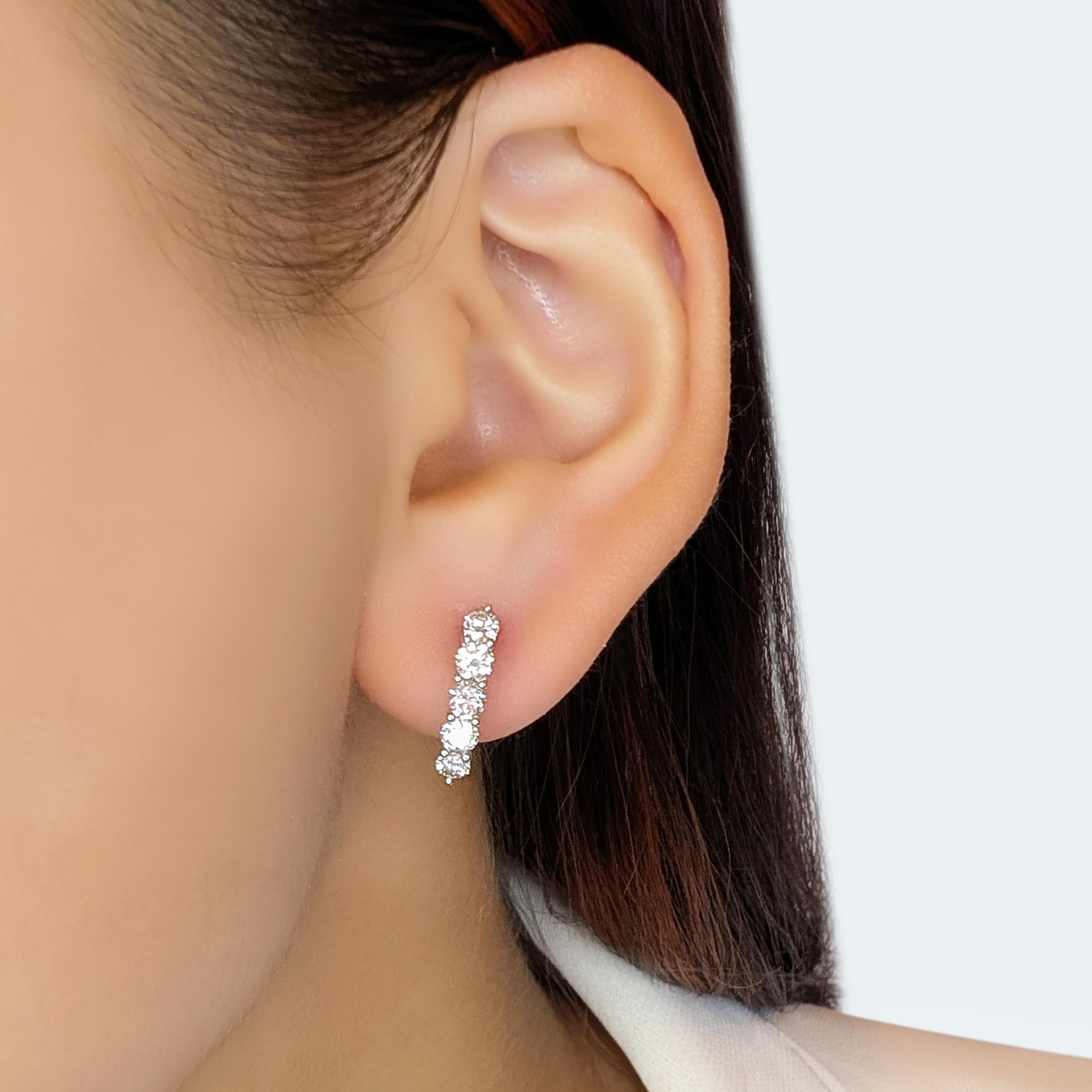 Diese eleganten Ohrringe zeigen den Glanz von 10 natürlichen Diamanten mit einem Gesamtkaratgewicht von 0,93 ct, die sorgfältig angeordnet sind, um ein zeitlos raffiniertes Design zu schaffen. Die runden Brillanten, die in der Farbe mit G und in der