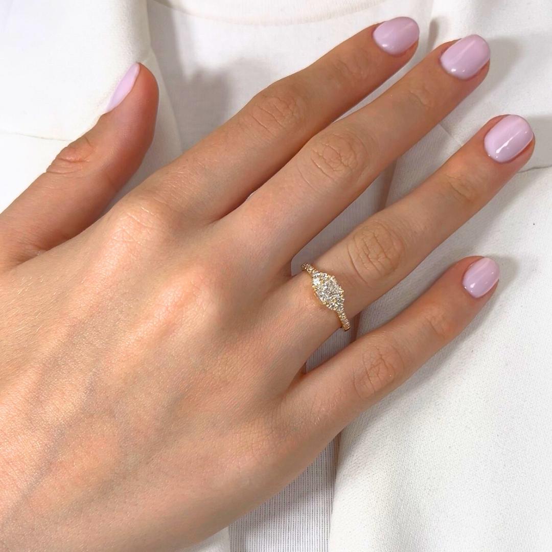 Bague en or jaune 18k avec pavé de diamants radieux de 0,99ct - Certifiée GIA

Cette exquise bague pavée est une expression raffinée de la brillance. Elle est ornée d'un diamant de taille radiant de 0,70 ct. Serti dans un riche or jaune 18 carats,