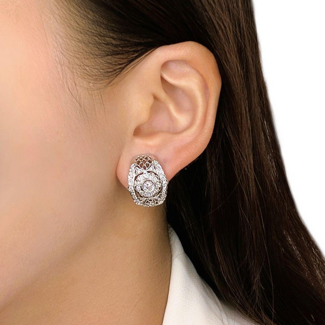 Eleva il tuo look con questi nuovi orecchini finemente lavorati in luminoso oro bianco 18 carati, che sfoggiano un totale di 1,02 carati di diamanti tondi brillanti naturali. Settanta pietre di colore G-H e di purezza VS-SI sono disposte
