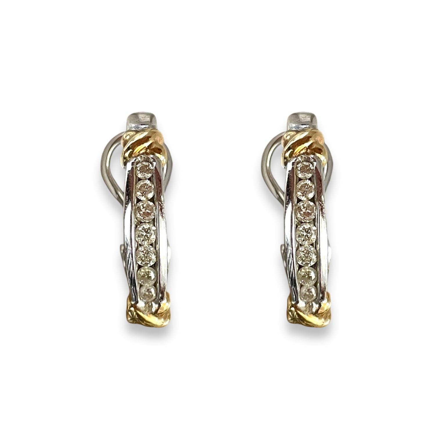 Entra nel lusso con questi orecchini a goccia in oro bianco mozzafiato, progettati meticolosamente per affascinare. Ogni pezzo vanta due radiosi diamanti, sapientemente tagliati per riflettere la luce a ogni movimento, creando un incantevole