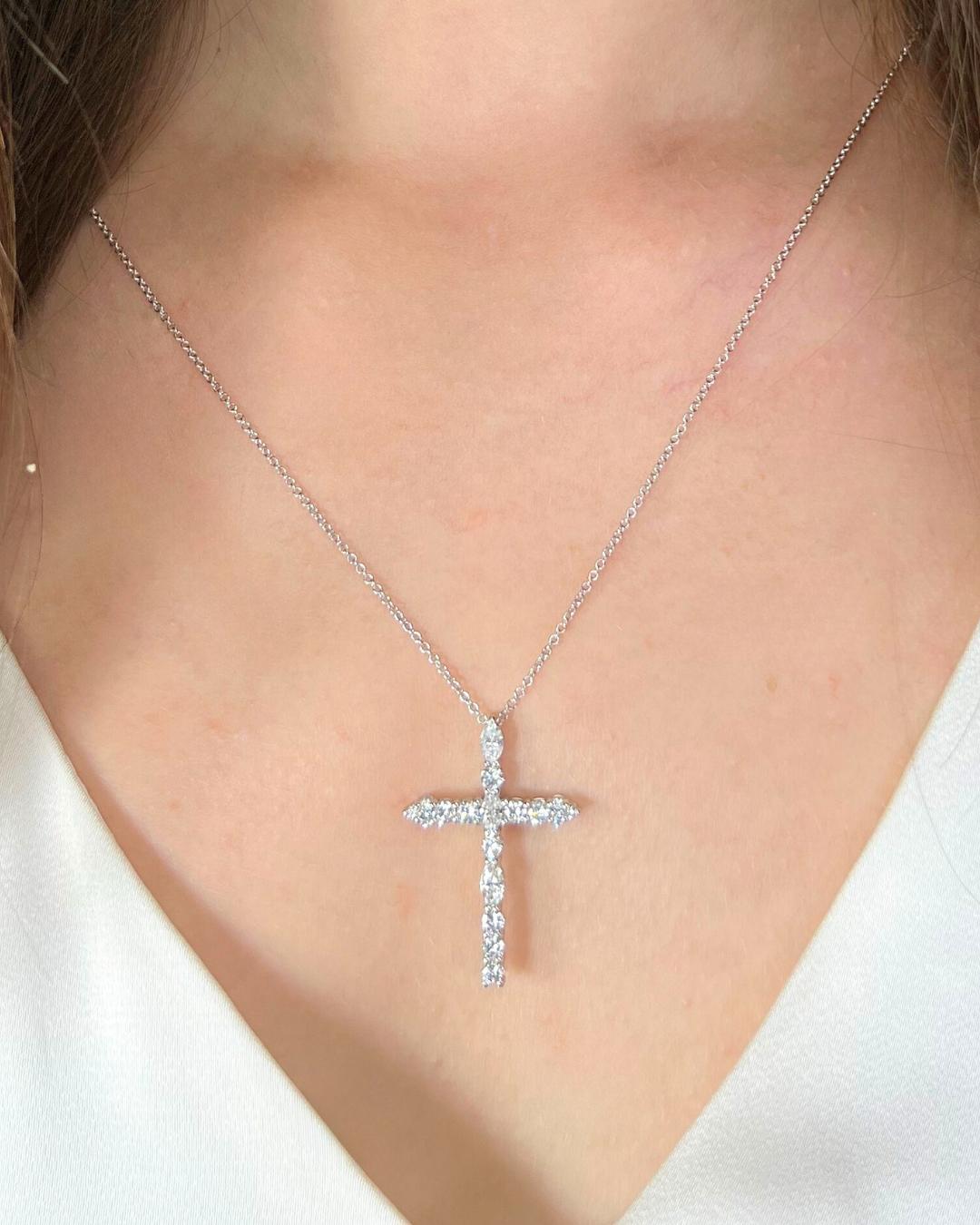 Radiant 1.22ct Diamonds Necklace with Cross Pendant in 18k White Gold - IGI Certified

Delicate yet radiant, this 18K white gold necklace features a refined composition of 15 round diamonds with 0.70ct total that shimmer with timeless elegance.