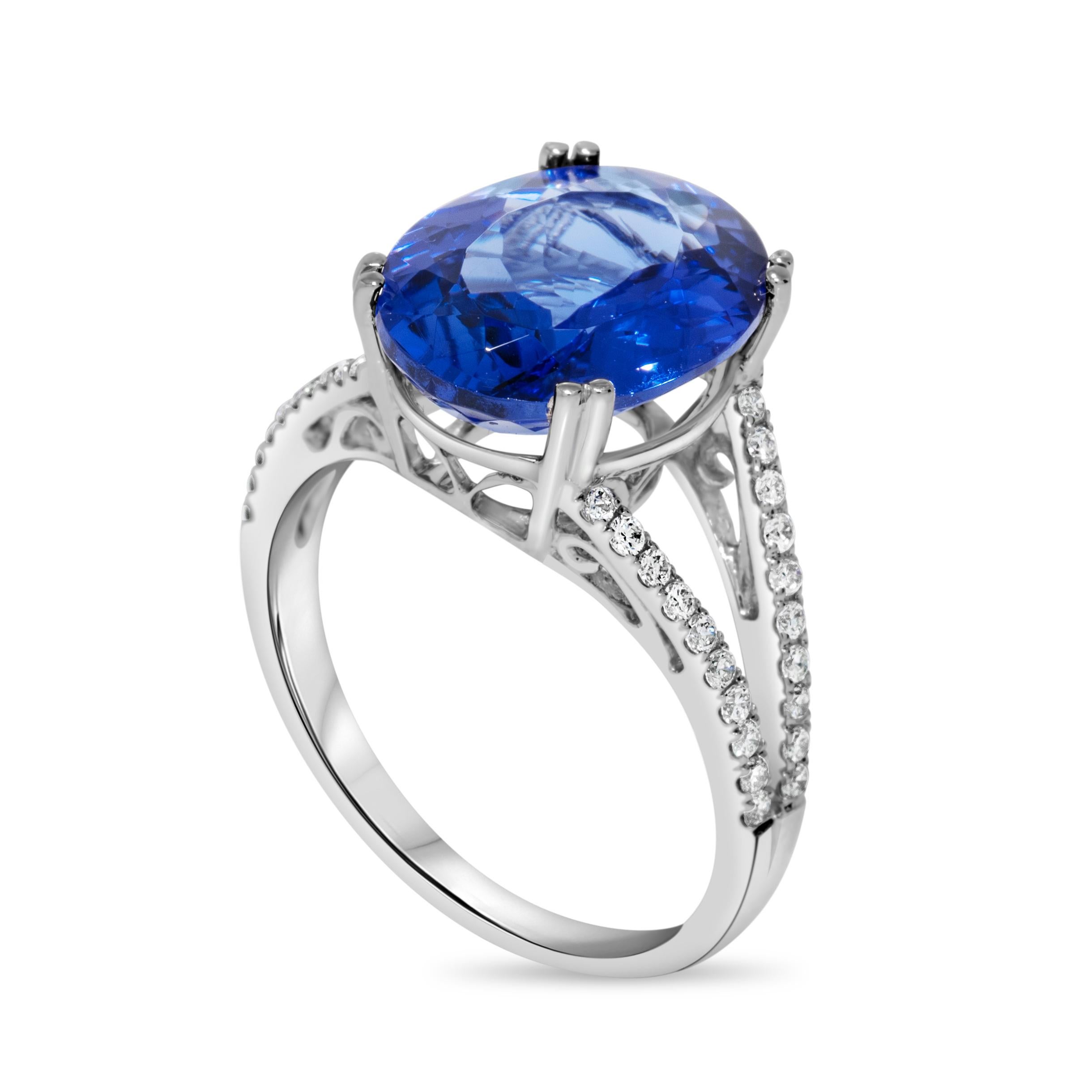 Modischer Ring aus 14 Karat Weißgold mit einem ovalen Smaragd von 1,62 Karat. Um den Smaragd herum sind 56 runde Diamanten von insgesamt 0,27 Karat angeordnet, die die tiefgrüne Farbe des Smaragds ergänzen. Dieser Ring wirkt aufgrund des etwas