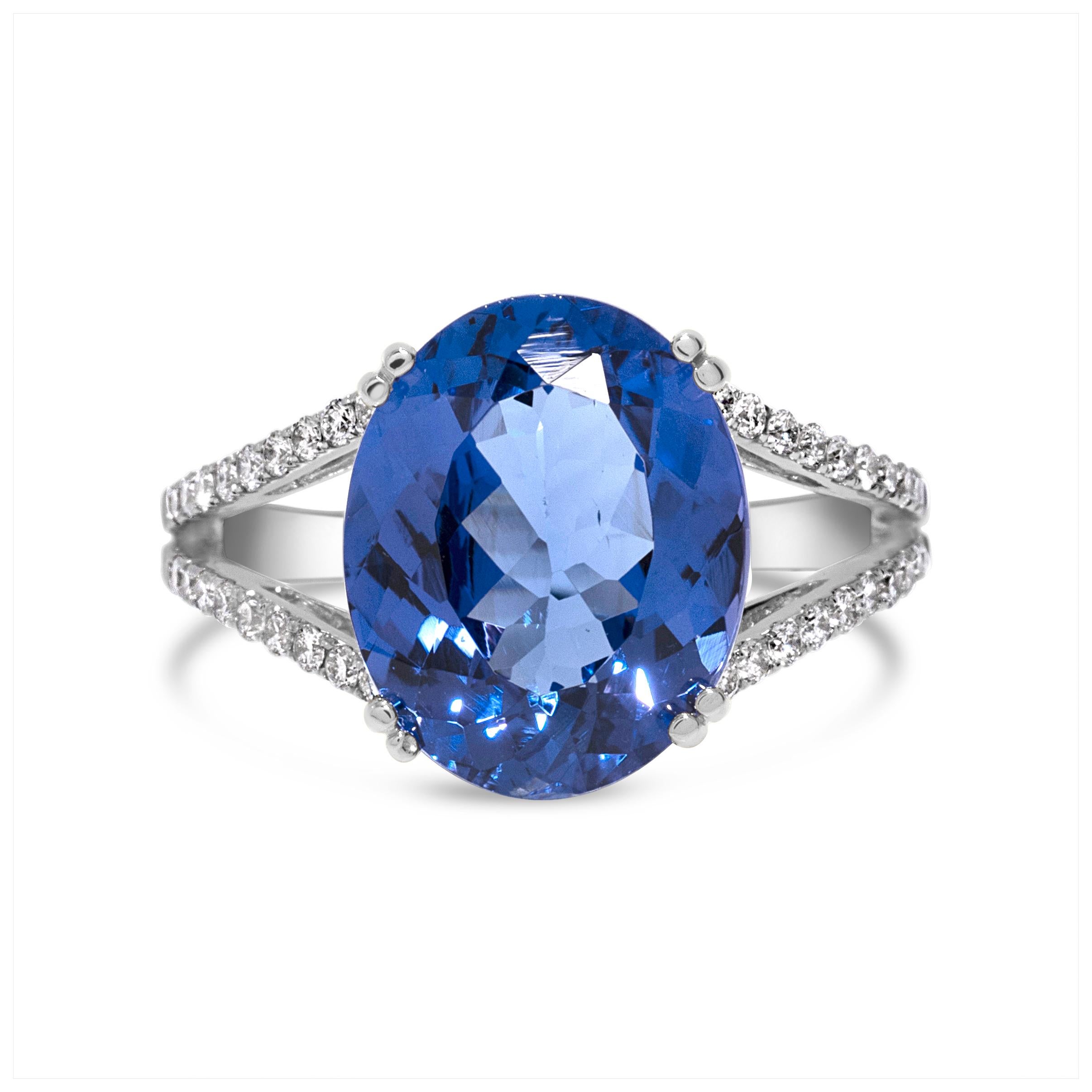Radiant 12.30 Karat Blauer ovaler Tansanit & Diamantring aus 14 Karat Weißgold (Zeitgenössisch) im Angebot