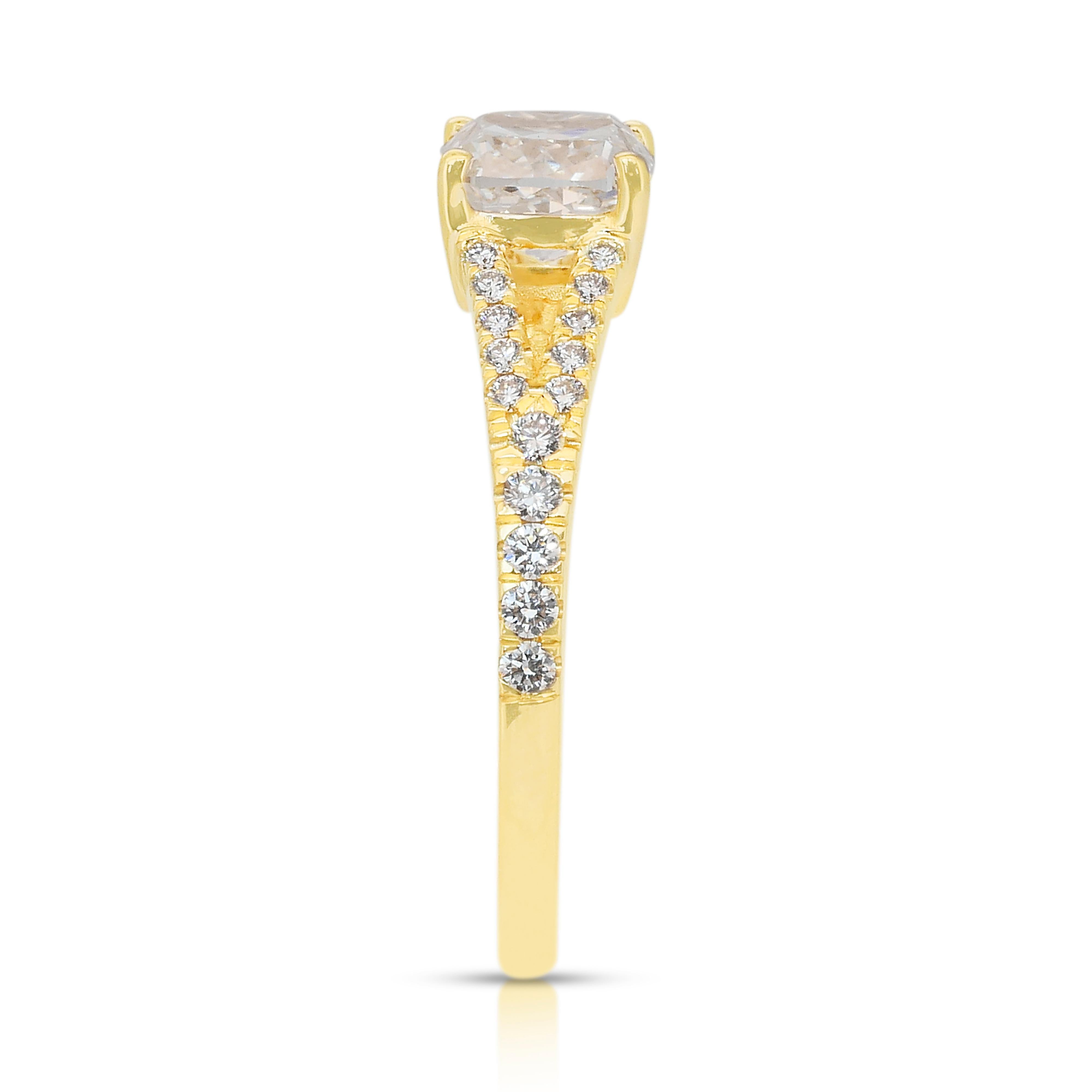 Radiant 1.26ct Diamonds Pave Ring in 18k Yellow Gold - IGI Certified For Sale 2