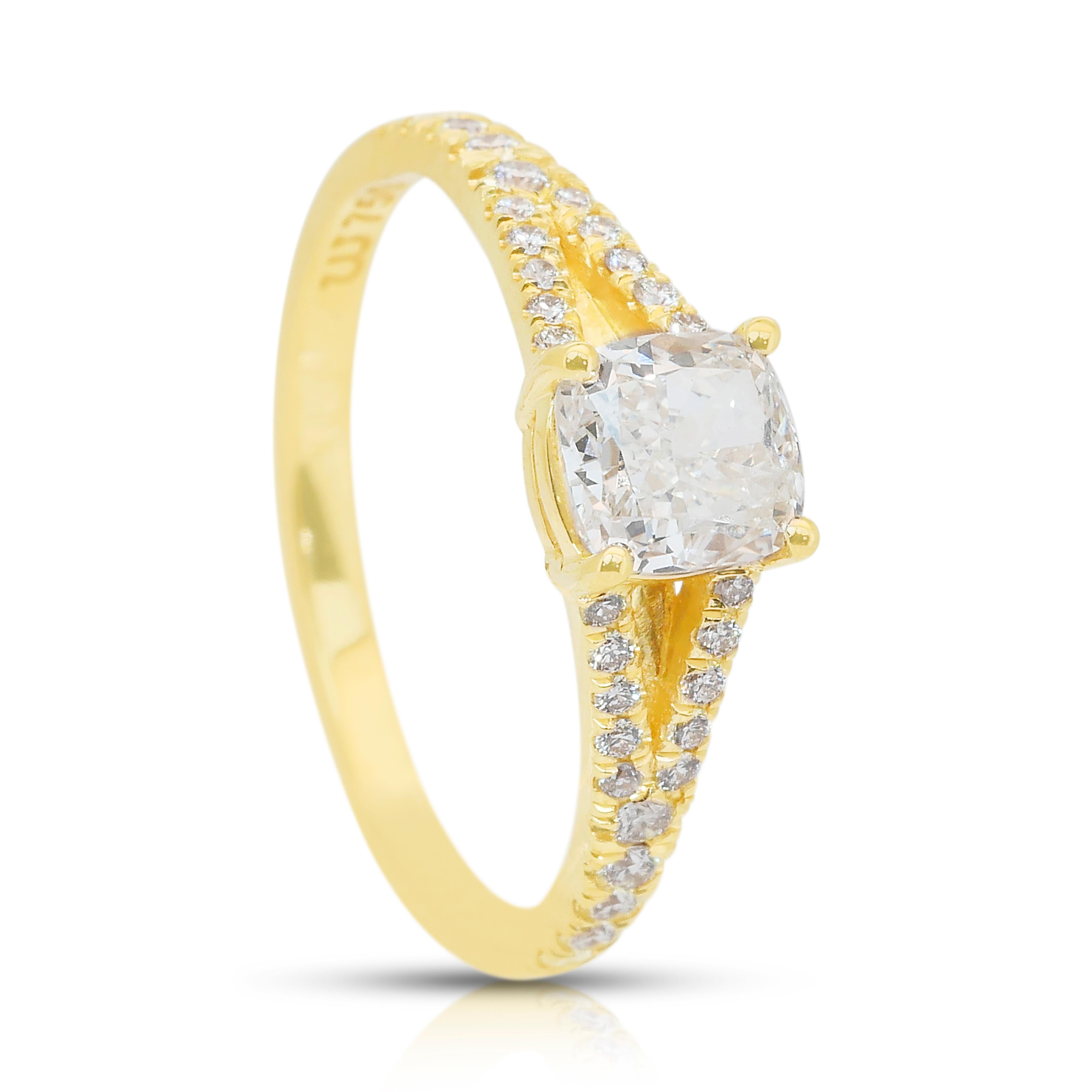 Radiant 1.26ct Diamonds Pave Ring in 18k Yellow Gold - IGI Certified For Sale 3