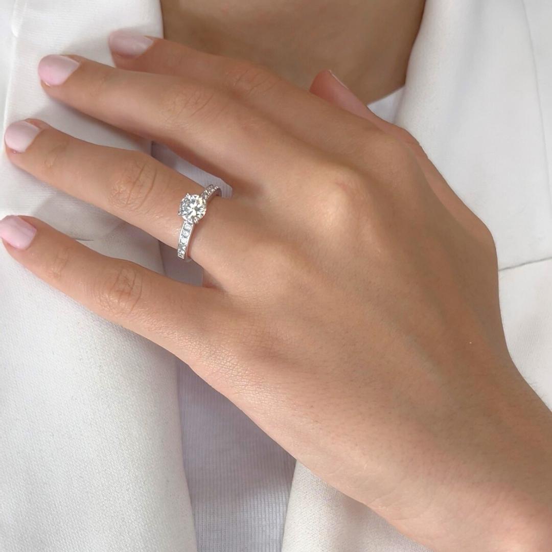 Bague en or blanc 14k avec pavé de diamants de 1,40ct - certifié IGI

Élégante et rayonnante, cette bague pavée en or blanc 14k est ornée d'un captivant diamant rond brillant de 0,90ct de couleur irréprochable et d'une clarté exceptionnelle.