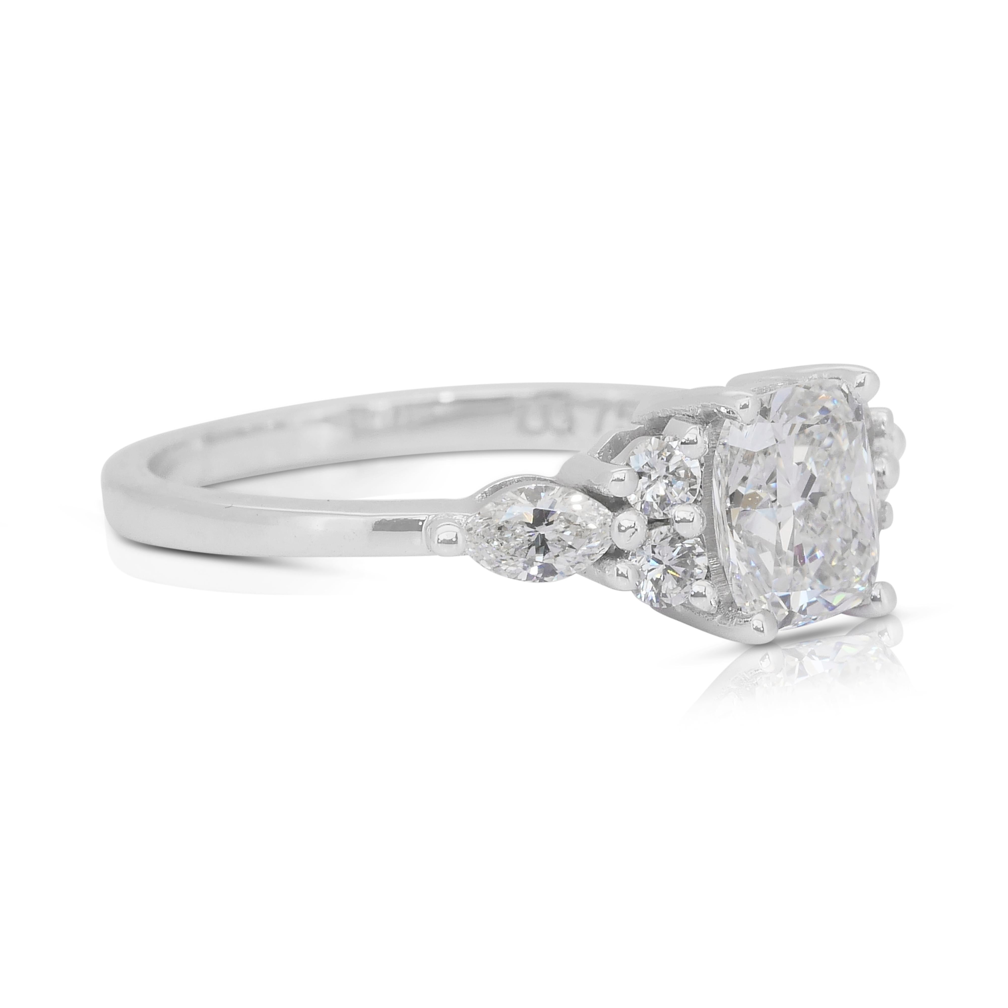 Anello con pavé di diamanti da 1,40 carati in oro bianco 18 carati - Certificato GIA

Questo squisito anello con diamante taglio cuscino da 1,01 carati è un vero capolavoro che irradia brillantezza e raffinatezza. Incastonata nell'oro bianco 18