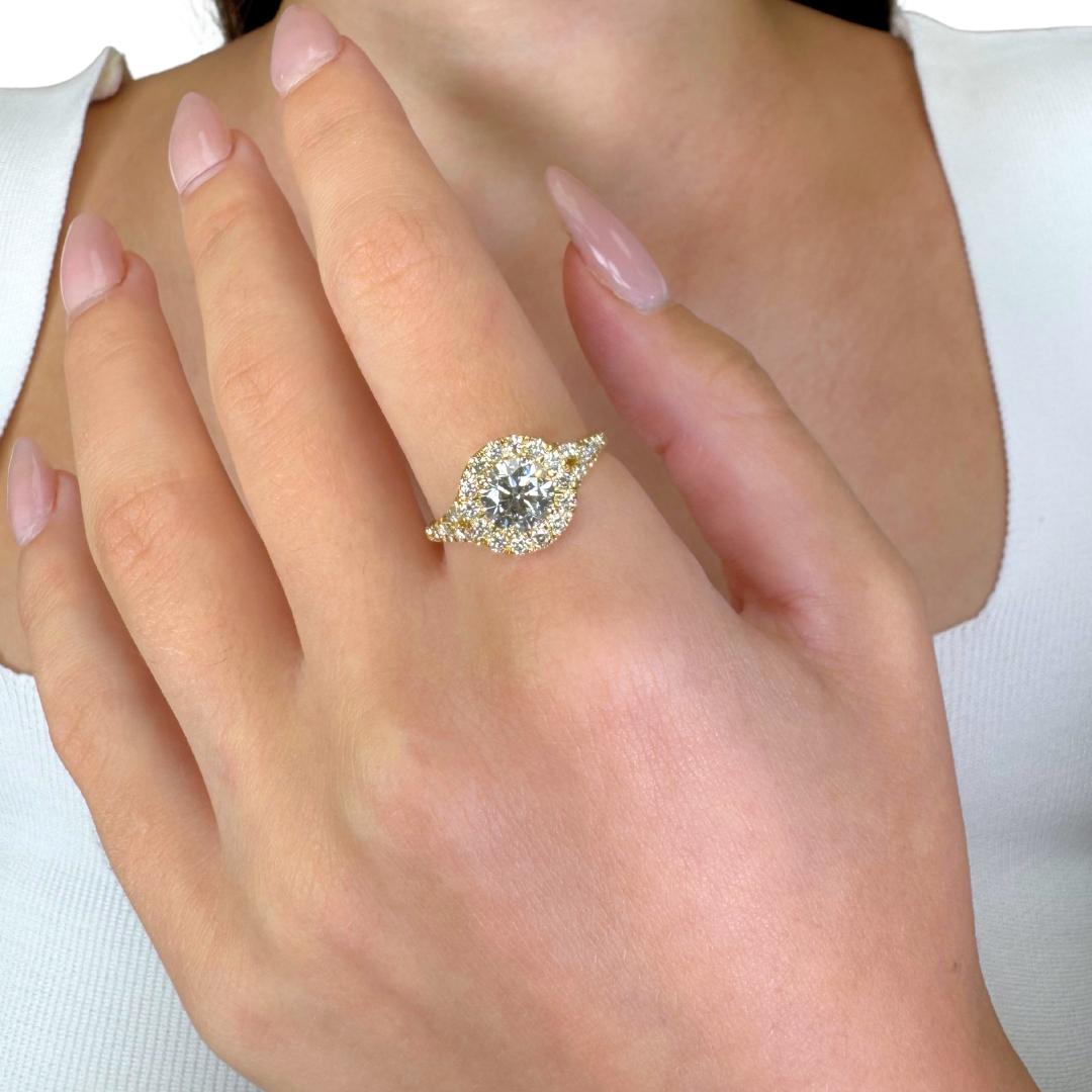 Anillo Halo de Diamantes Radiantes de 1.41ct en Oro Amarillo de 18k - Certificado IGI

Una creación atemporal, este anillo halo de oro amarillo de 18 quilates se centra en un diamante brillante redondo de 1,01 quilates que irradia un brillo