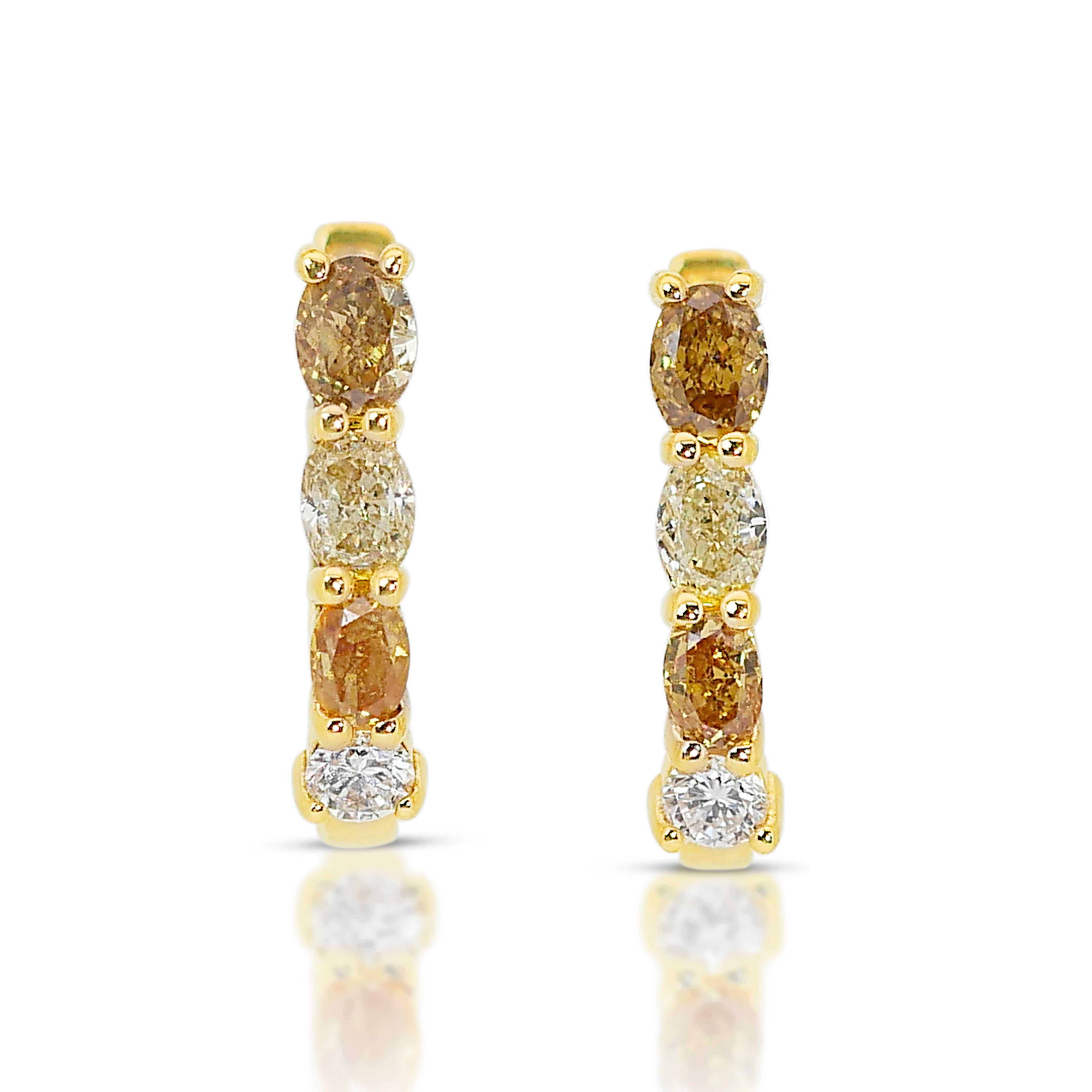 Strahlende 1,44 ct Fancy Colored Diamond Ohrringe in 18k Gelbgold - IGI zertifiziert

Wir stellen Ihnen unsere strahlenden Ohrringe aus farbigen Diamanten vor, eine faszinierende Kreation, die Luxus, Farbe und Licht verkörpert. Gefertigt aus