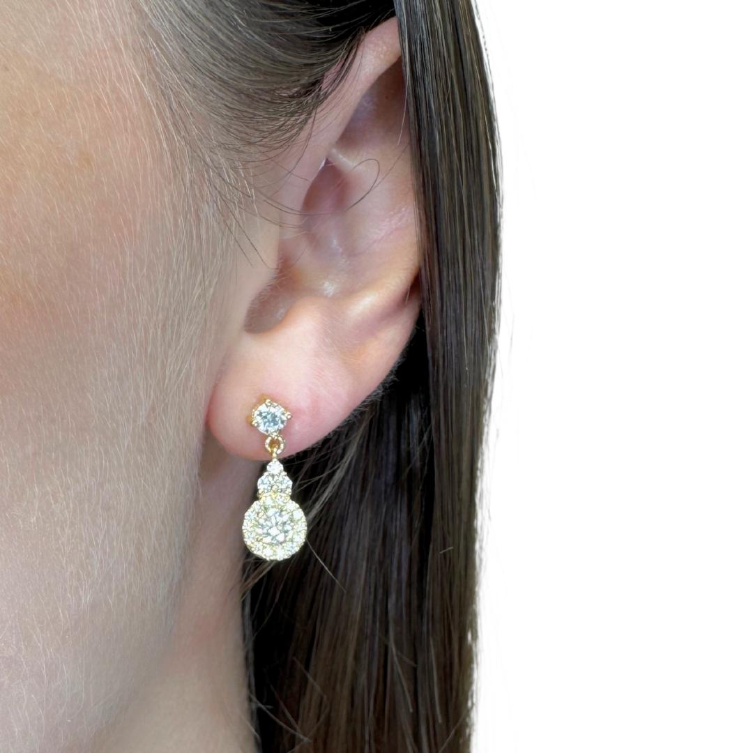 Pendientes de Gota de Diamantes Radiantes de 1.46ct en Oro Amarillo de 18k - Certificado IGI

Estos intemporales pendientes de oro amarillo de 18 quilates deslumbran con 38 diamantes brillantes redondos que suman un total de 1,46 quilates, cada uno