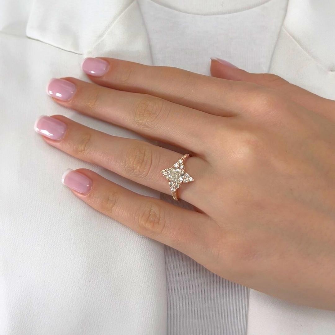 Radiant 1.48ct Diamonds Pave Ring in 18k Rose Gold - IGI Certified

Blending romance and brilliance, this 18k rose gold ring features a 1.03ct cushion-cut diamond, glowing with exceptional color and clarity. A halo of 24 round diamonds with 0.45ct