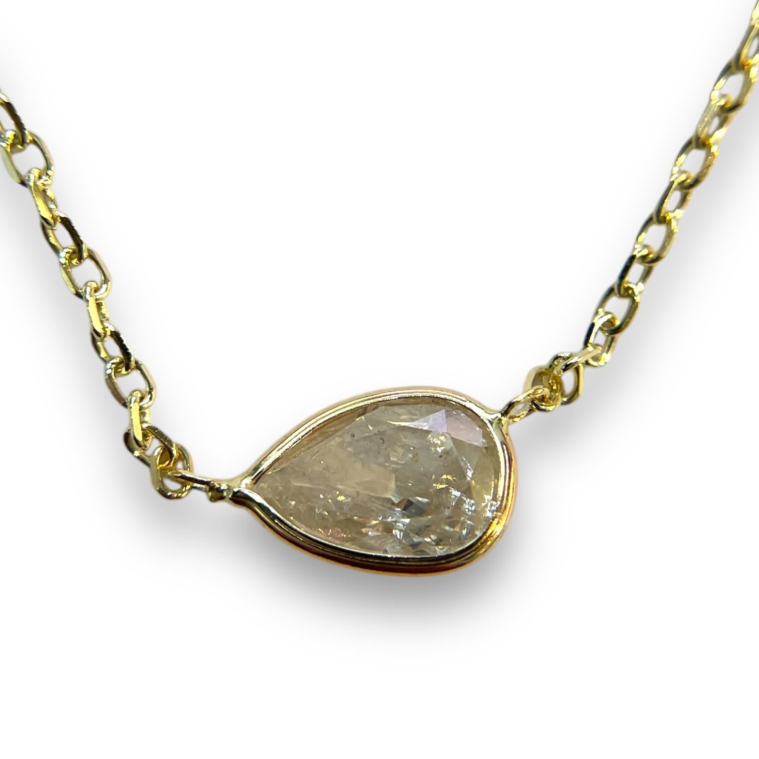 Merveille de délicatesse, ce collier est orné d'un diamant poire naturel de 0,73 ct serti sur un chaton en or jaune 14 carats radieux. La chaîne réglable ajoute de la polyvalence à cette pièce élégante, parfaite pour le jour ou la nuit.