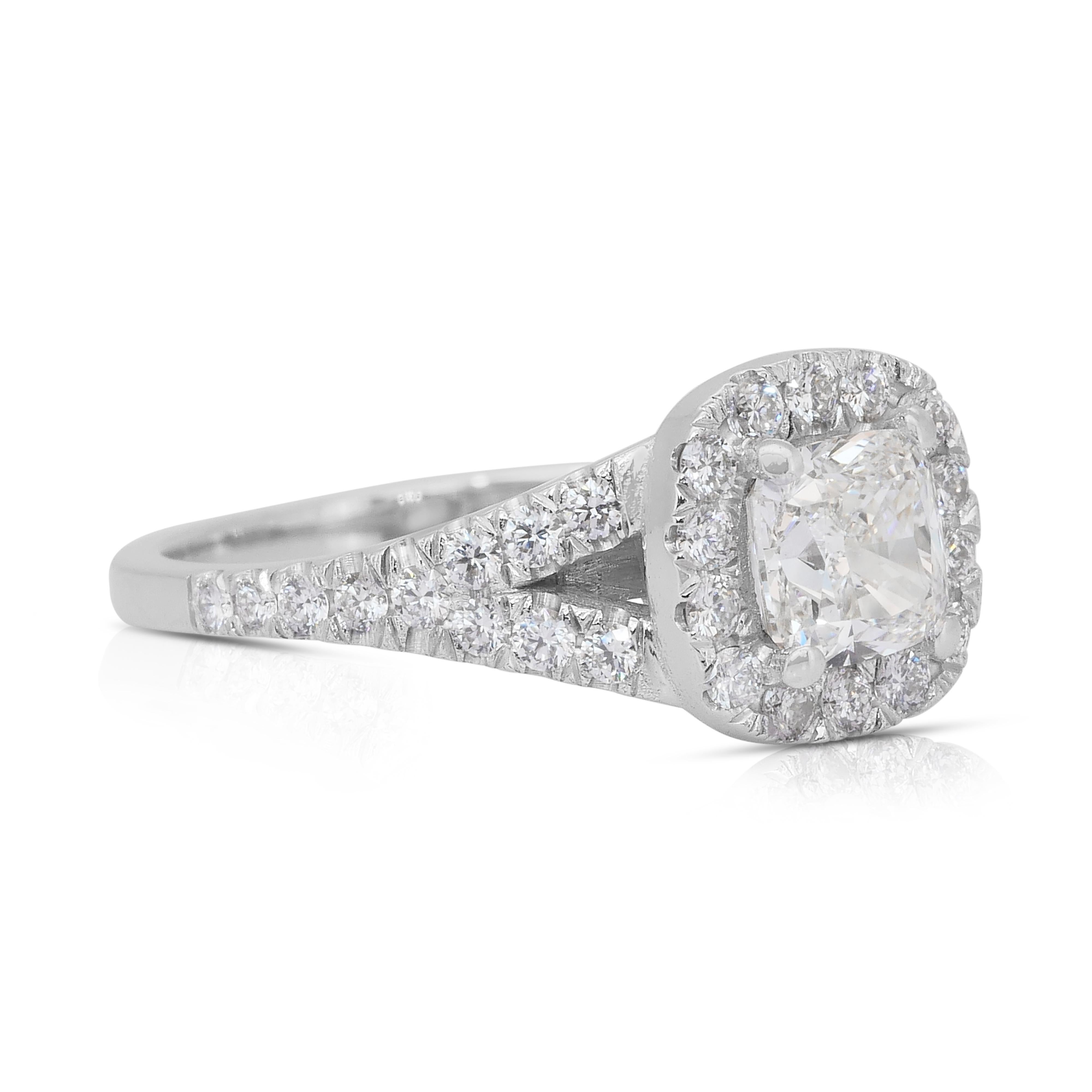 Radiant 1,50ct Diamanten Halo Ring in 18k Weißgold - IGI zertifiziert (Kissenschliff) im Angebot