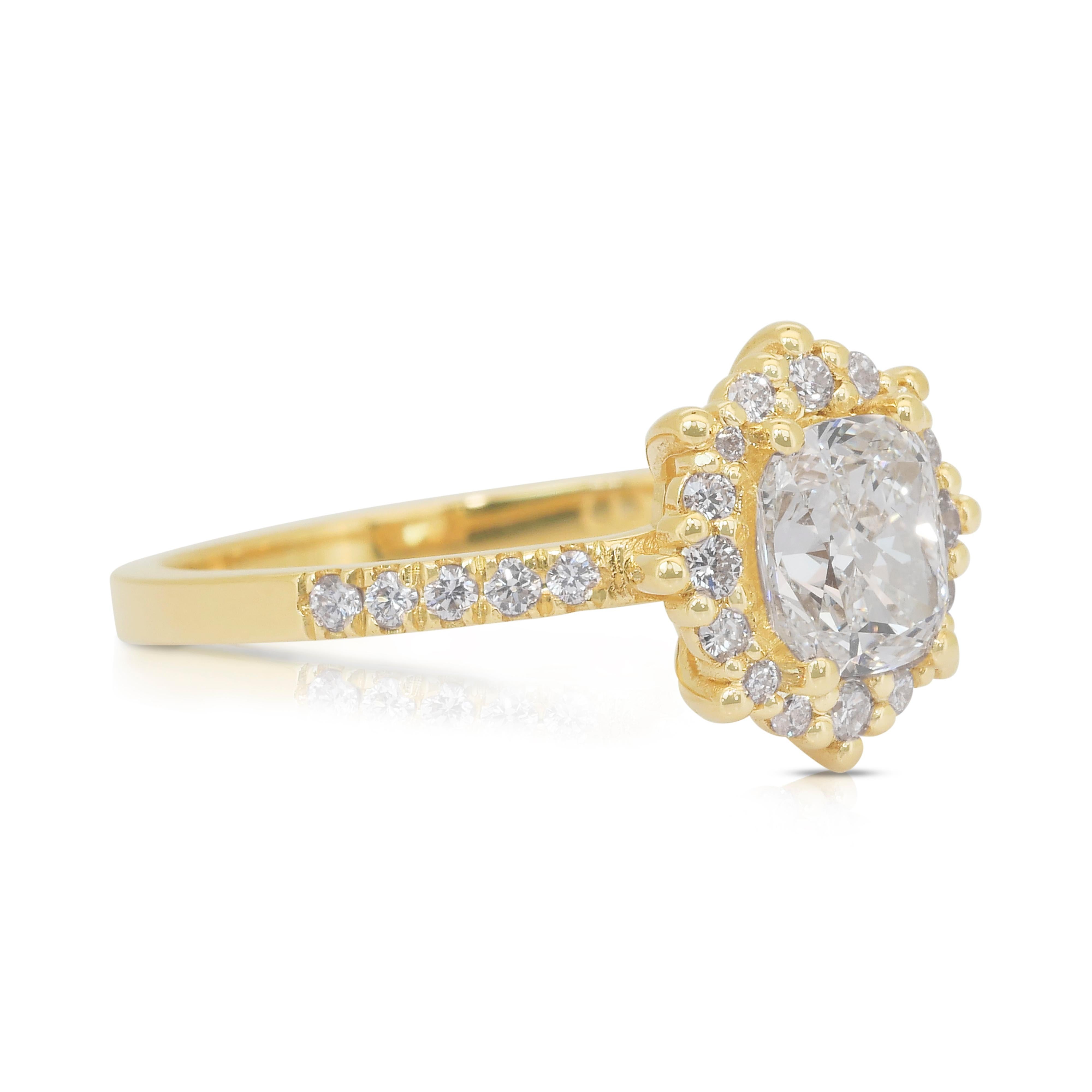 Radiant 1,62 Karat Diamanten Halo-Ring aus 18 Karat Gelbgold - IGI-zertifiziert

Dieser exquisite Diamant-Halbring aus 18 Karat Gelbgold steht für zeitlose Eleganz. Im Mittelpunkt steht ein atemberaubender Diamant im Kissenschliff von 1,31 Karat,