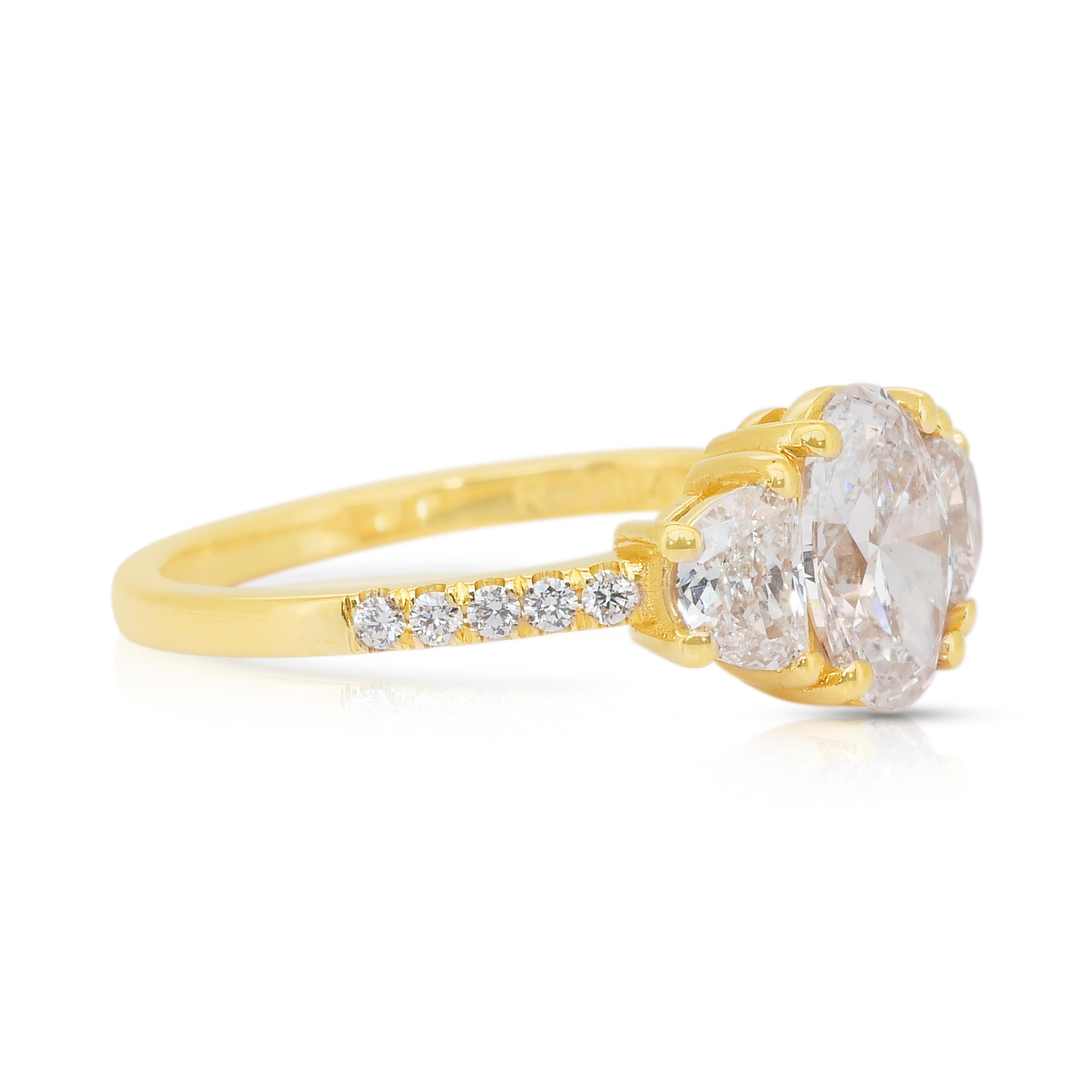 Bague 3 pierres en or jaune 18 carats avec 1,76 ct de diamants - certifié IGI

Véritable déclaration de sophistication, cette exquise bague en or jaune 18 carats met en valeur un éblouissant diamant ovale de 1,12 carat, rayonnant d'une brillance