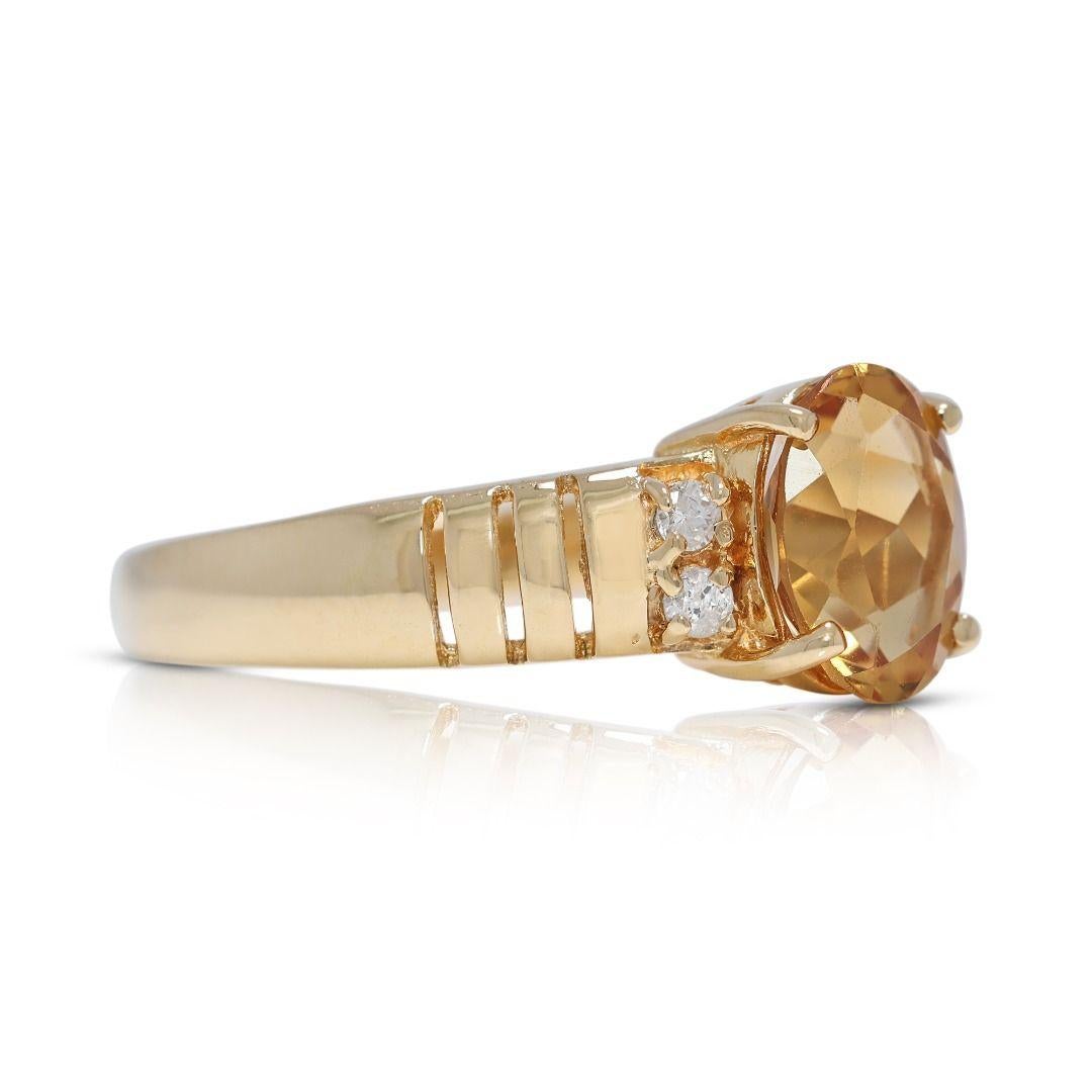 Round Cut Radiant 1.86ct Citrine and Natural Diamonds Ring in 18K Yellow Gold For Sale