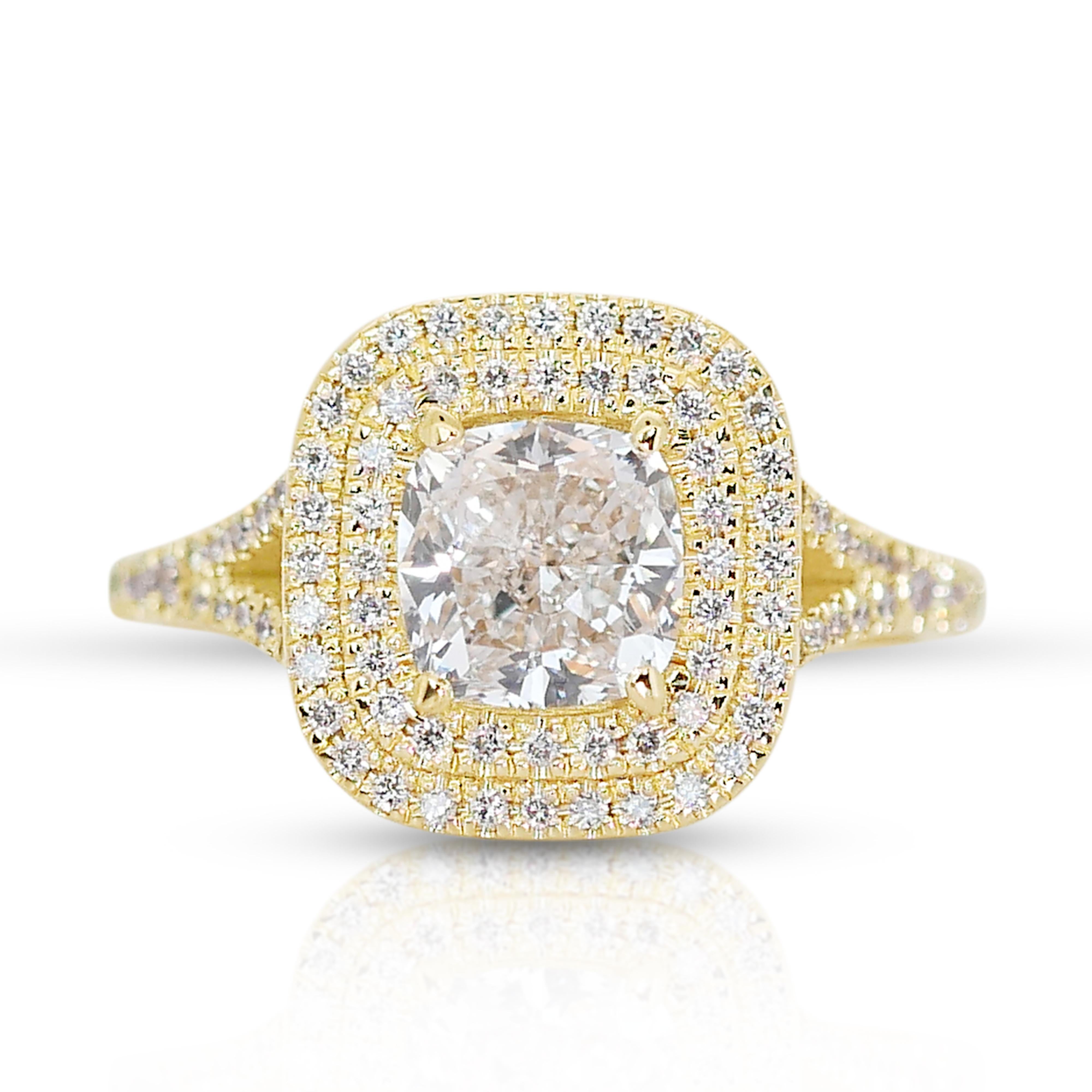 Radiant 18k Gelbgold Cushion Diamond Double Halo Ring w/1,82 ct - IGI zertifiziert

Erhöhen Sie Ihren Stil mit diesem doppelten Halo-Diamantring aus glänzendem 18-karätigem Gelbgold. Das Herzstück dieses atemberaubenden Schmuckstücks ist ein