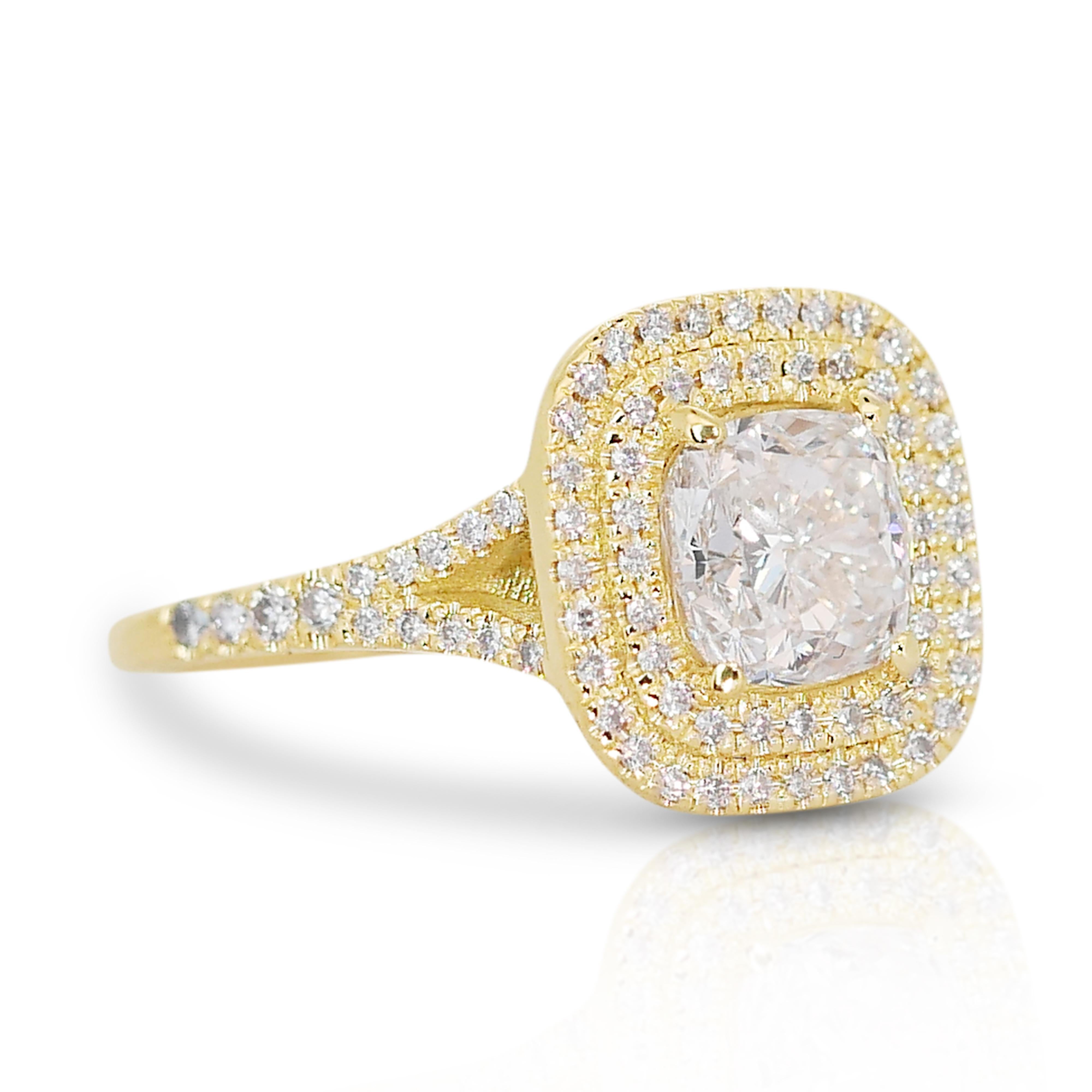 Radiant 18k Gelbgold Kissenschliff Diamant-Doppel Halo-Ring mit 1,82 Karat - IGI  im Zustand „Neu“ im Angebot in רמת גן, IL
