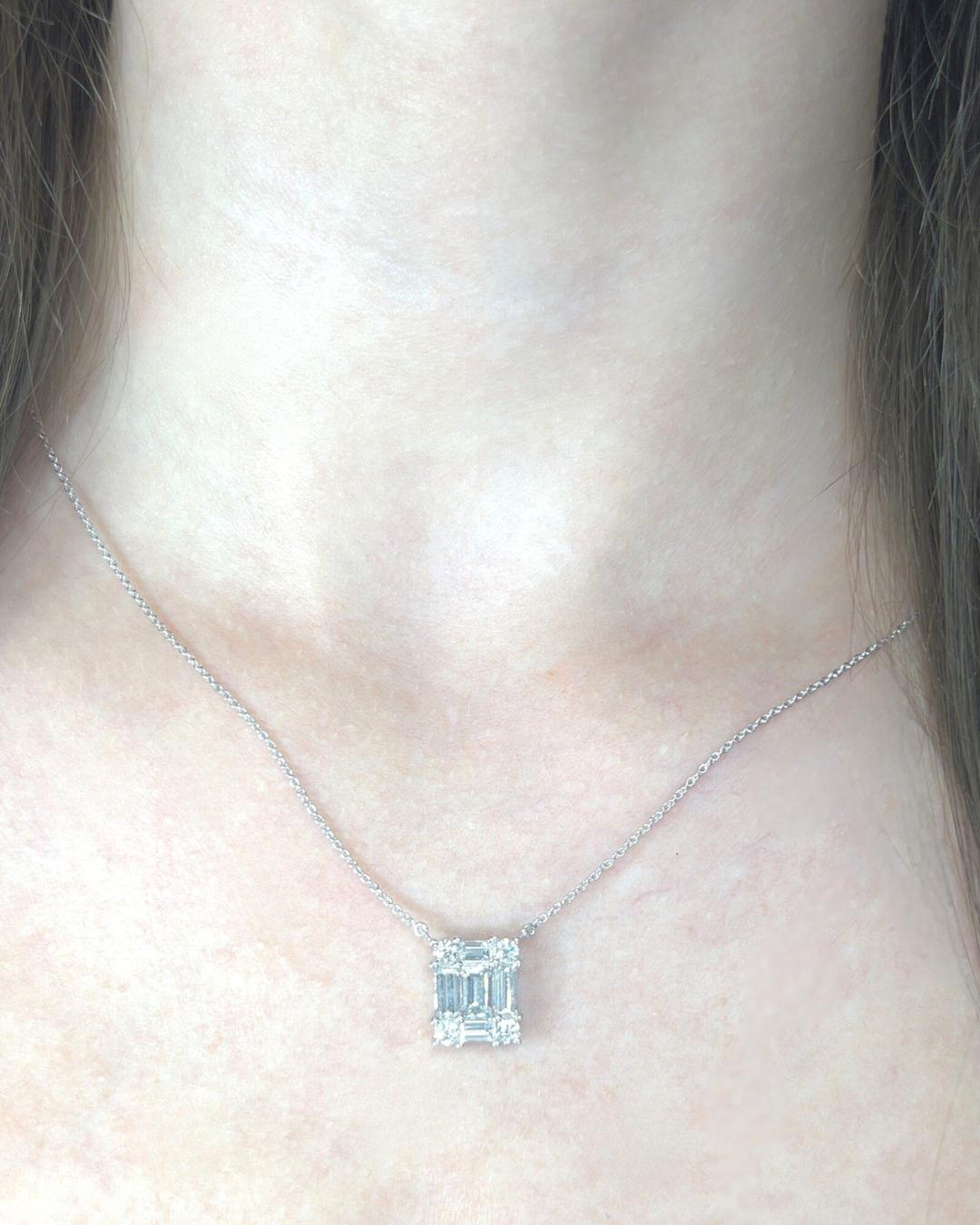 Collier avec pendentif en or blanc 18 carats et diamants rayonnants de 1,92 ct - certifié IGI

Chef-d'œuvre d'élégance, ce collier en or blanc 18 carats est orné de cinq diamants baguettes effilés d'une valeur totale de 1,50 carat, d'une pureté