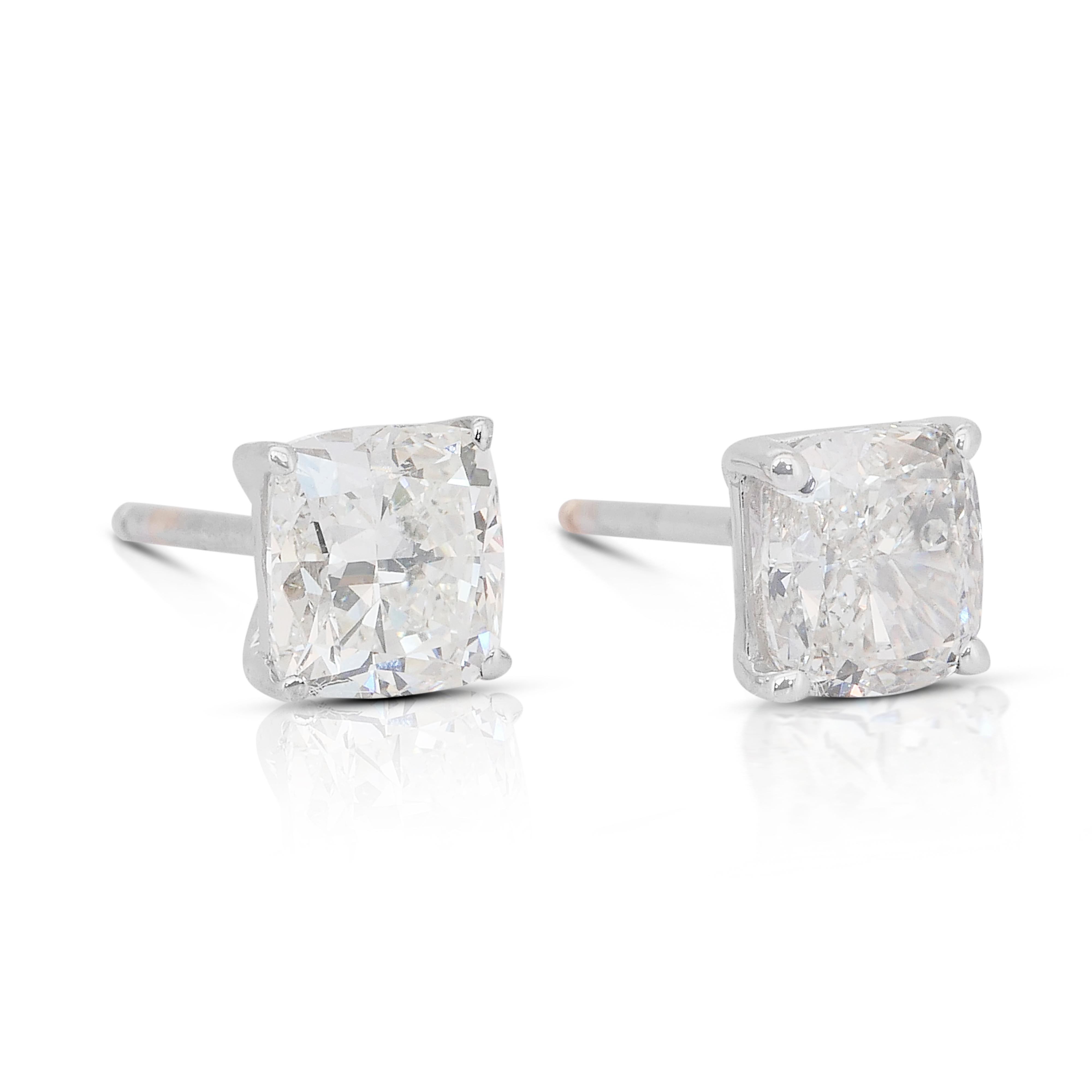 Boucles d'oreilles en or blanc 18 carats avec 2.03ct de diamants - IGI Certified

Indispensables et intemporelles, ces boucles d'oreilles en diamant taille coussin de 2,03ct rayonnent d'une sophistication sans effort. Whiting en or blanc 18 carats,
