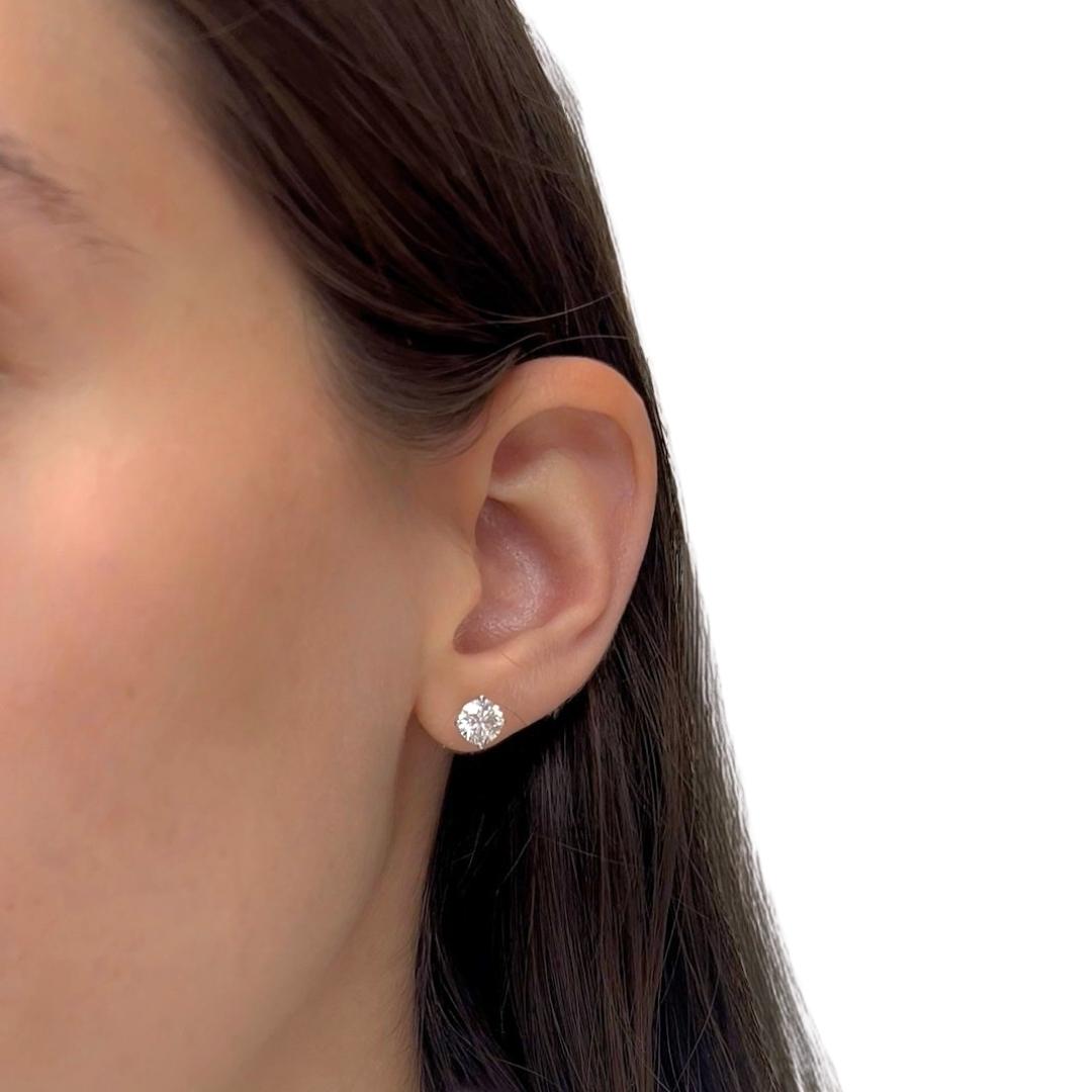 Orecchini con diamanti radianti da 2,04 carati in oro bianco 18 carati - certificati IGI

Eleganti, radiosi e innegabilmente eleganti, questi orecchini con diamanti in oro bianco 18 carati presentano due diamanti tondi brillanti perfettamente