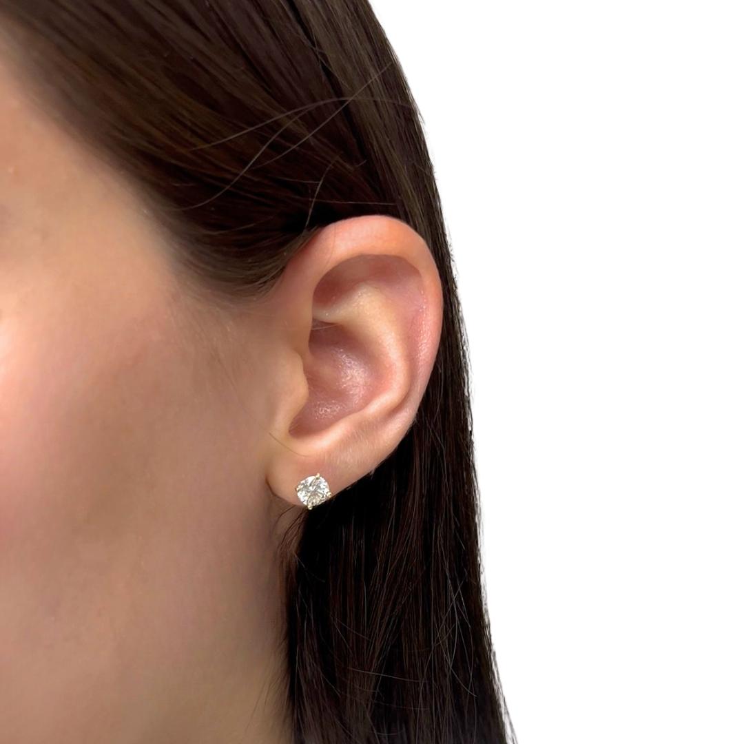 Clous d'oreilles en or jaune 18 carats avec diamants de 2,05 carats certifiés IGI

Indispensables et intemporelles, ces boucles d'oreilles en diamant rond de 2,05 carats brillent d'une élégance sans effort. Fabriqués en or jaune 18 carats, les