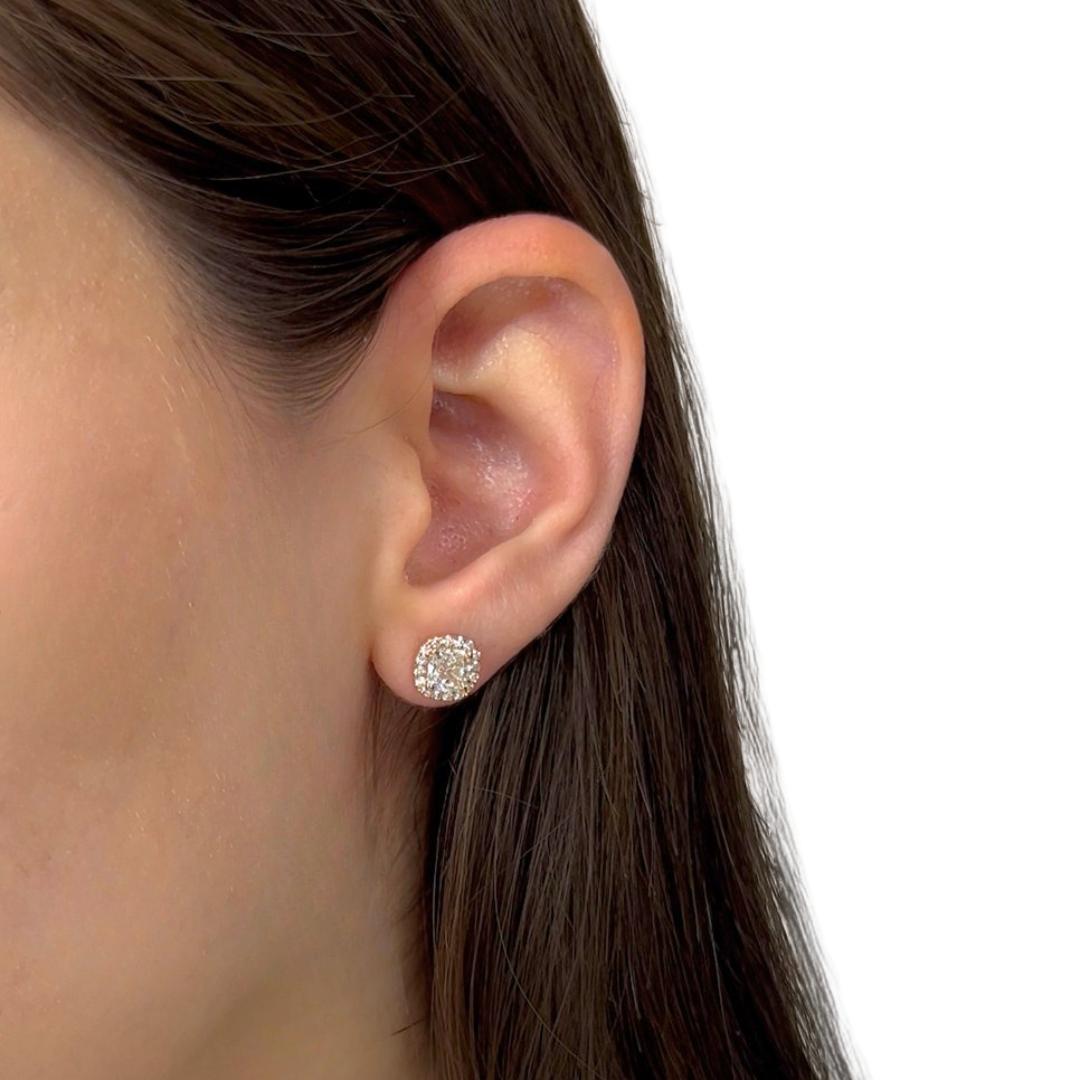 Radiant 2.11ct Diamonds Stud Earrings in 18k Rose Gold - IGI Certified

These stunning 2.11ct cushion-cut diamond stud earrings are the perfect fusion of modern elegance and timeless charm. Crafted in romantic 18k rose gold, each earring features a