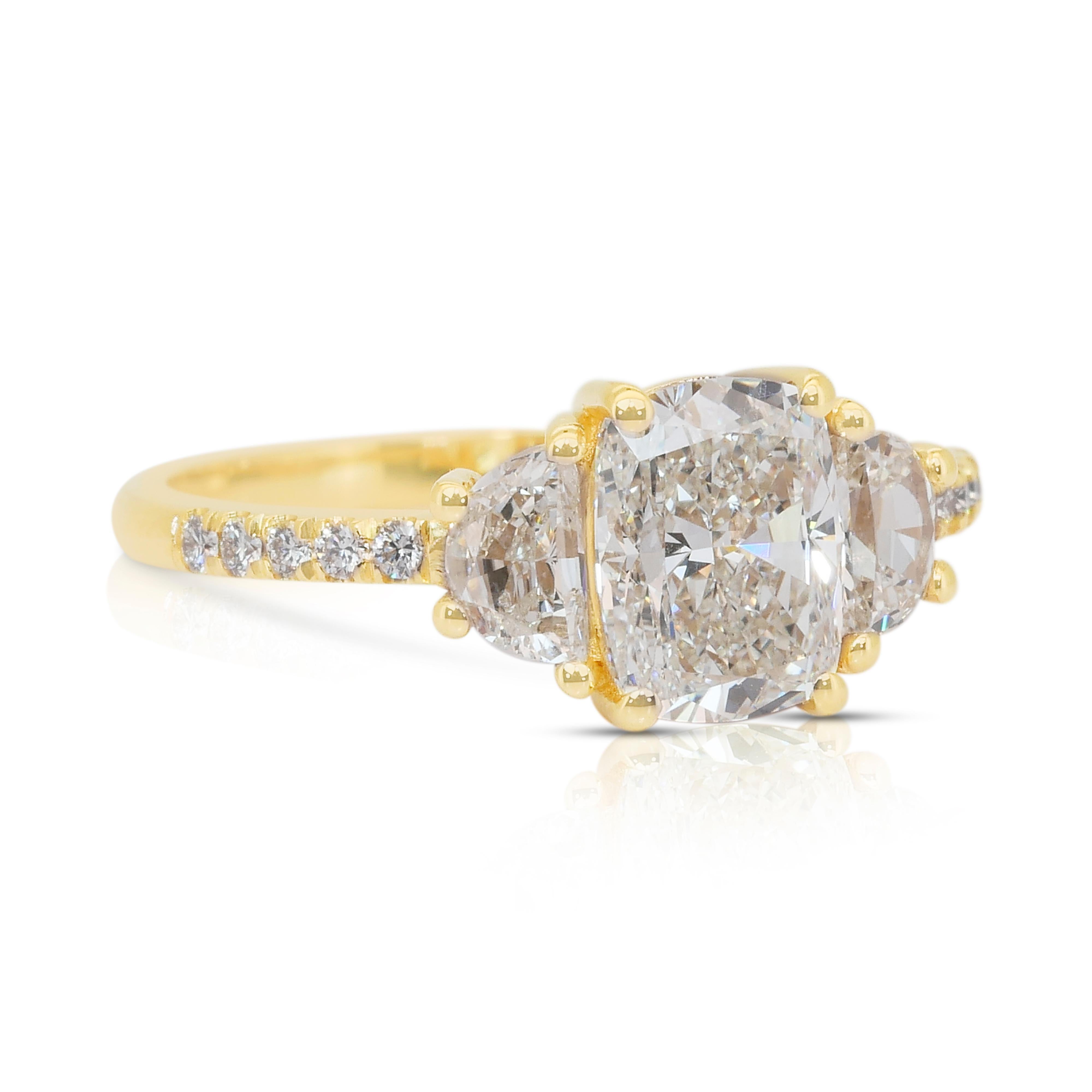 Taille coussin Bague 3 pierres en or jaune 18 carats avec 2,15 ct de diamants - certifié IGI en vente